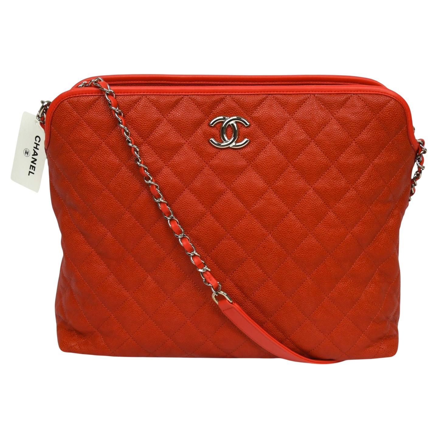 Chanel Gesteppte Kaviar-Hobo-Tasche  NWT Größe OS  Rotes Leder, silbernes CC-Logo im Angebot