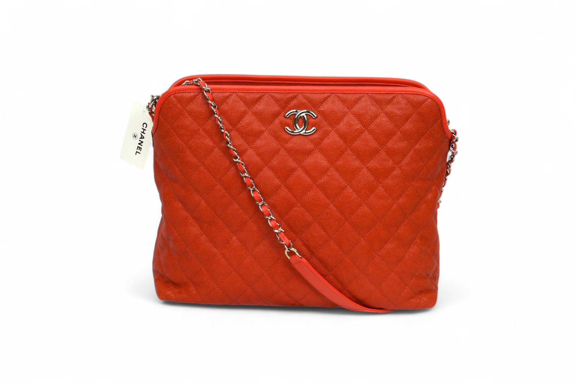 Diese Chanel Hobo Bag ist ein kühnes und doch zeitloses Stück aus luxuriösem rotem Kaviarleder mit der kultigen Diamantsteppung des Hauses. Die weiche, rechteckige Silhouette verfügt über einen Reißverschluss, silberfarbene Beschläge und das