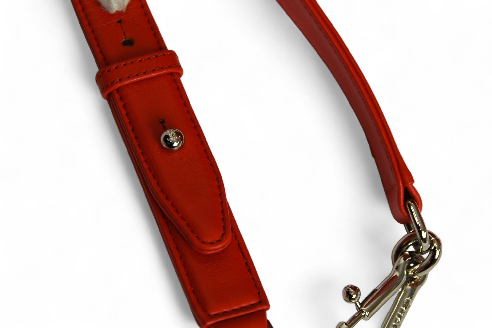 Chanel Gesteppte Kaviar-Hobo-Tasche  NWT Größe OS  Rotes Leder, silbernes CC-Logo im Angebot 3