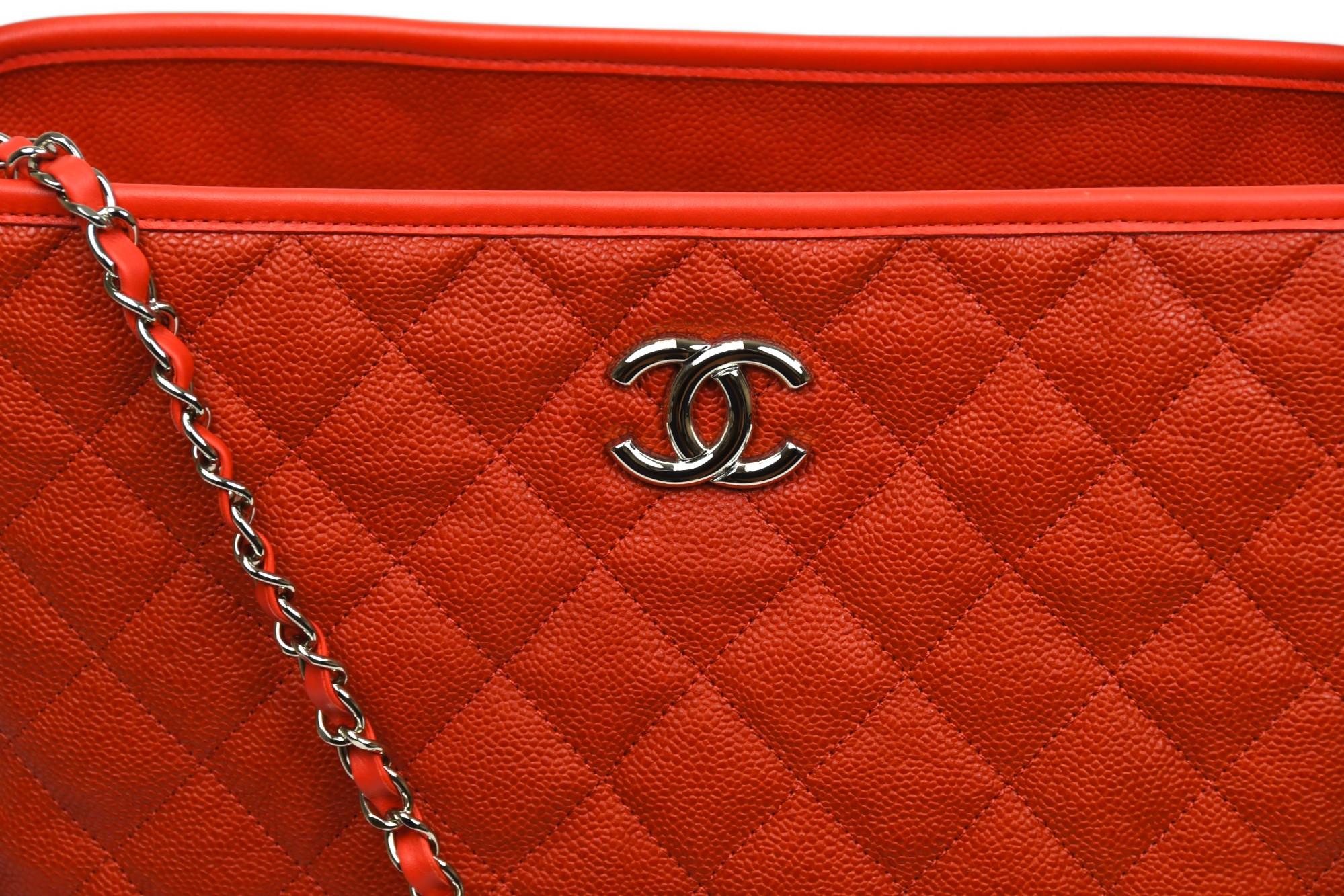 Chanel Gesteppte Kaviar-Hobo-Tasche  NWT Größe OS  Rotes Leder, silbernes CC-Logo im Zustand „Hervorragend“ im Angebot in West Hartford, CT