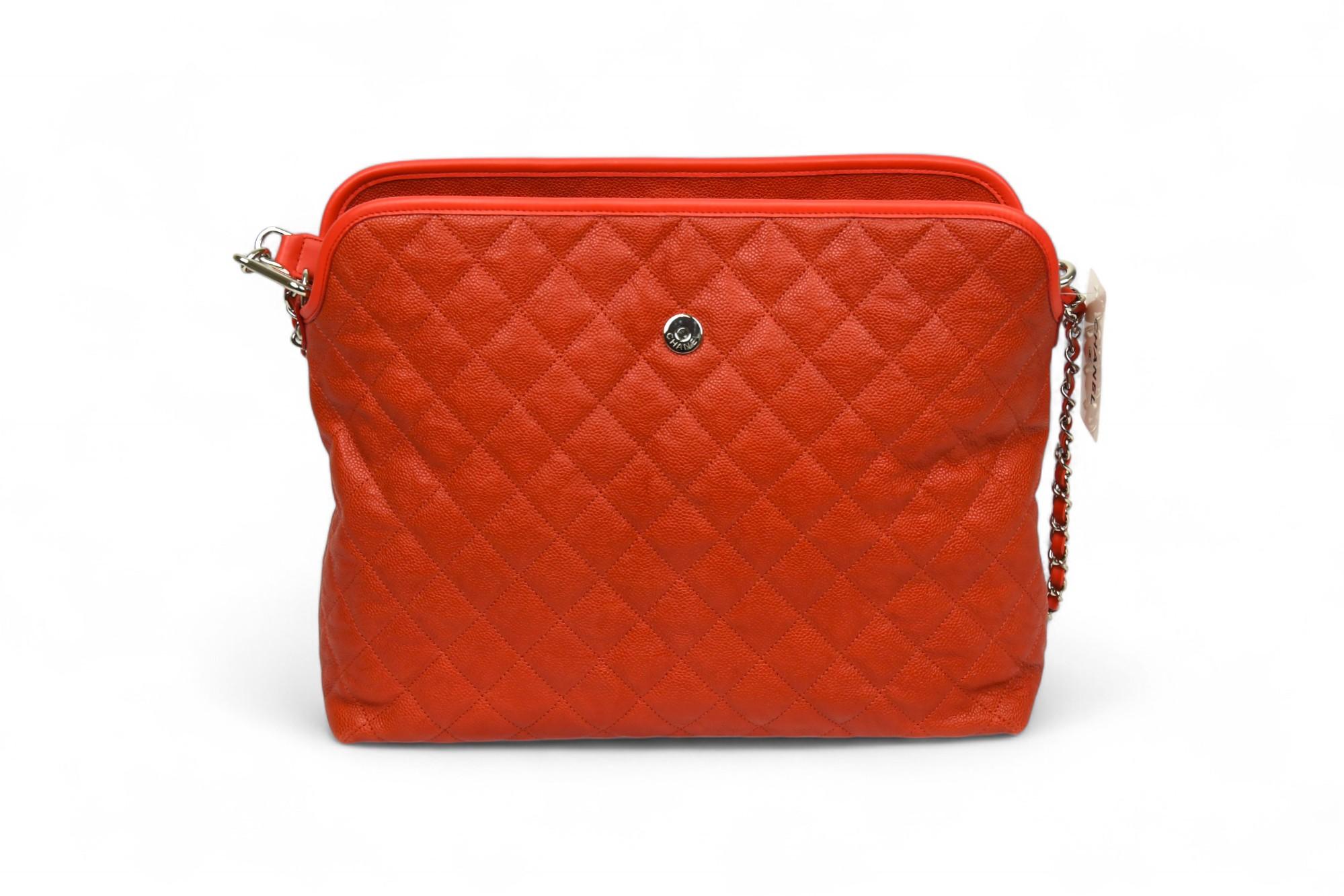 Chanel Gesteppte Kaviar-Hobo-Tasche  NWT Größe OS  Rotes Leder, silbernes CC-Logo Damen im Angebot