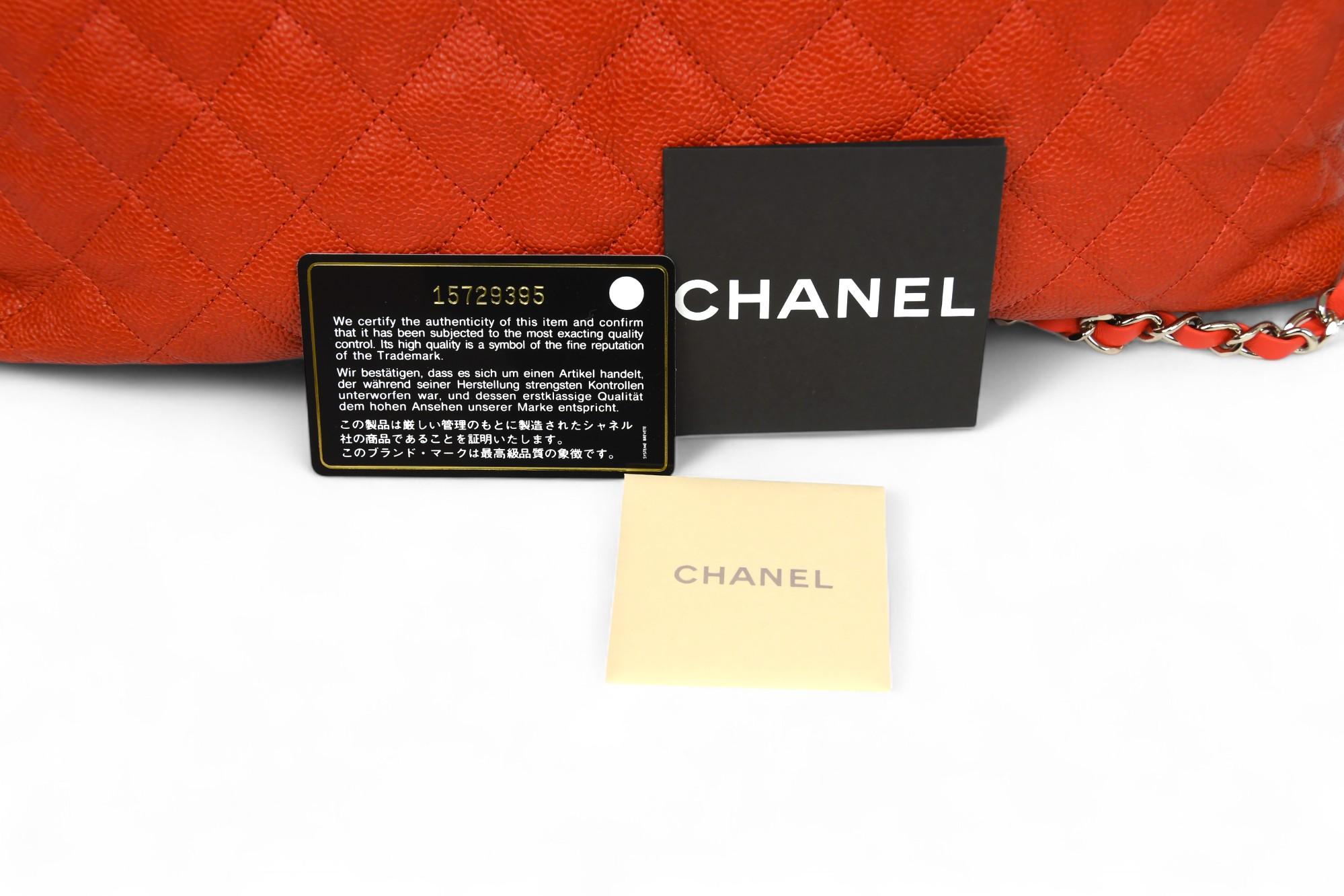 Chanel Gesteppte Kaviar-Hobo-Tasche  NWT Größe OS  Rotes Leder, silbernes CC-Logo im Angebot 6