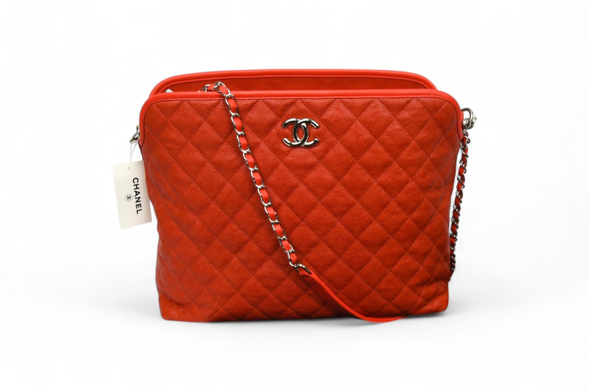 Chanel Gesteppte Kaviar-Hobo-Tasche  NWT Größe OS  Rotes Leder, silbernes CC-Logo im Angebot 8