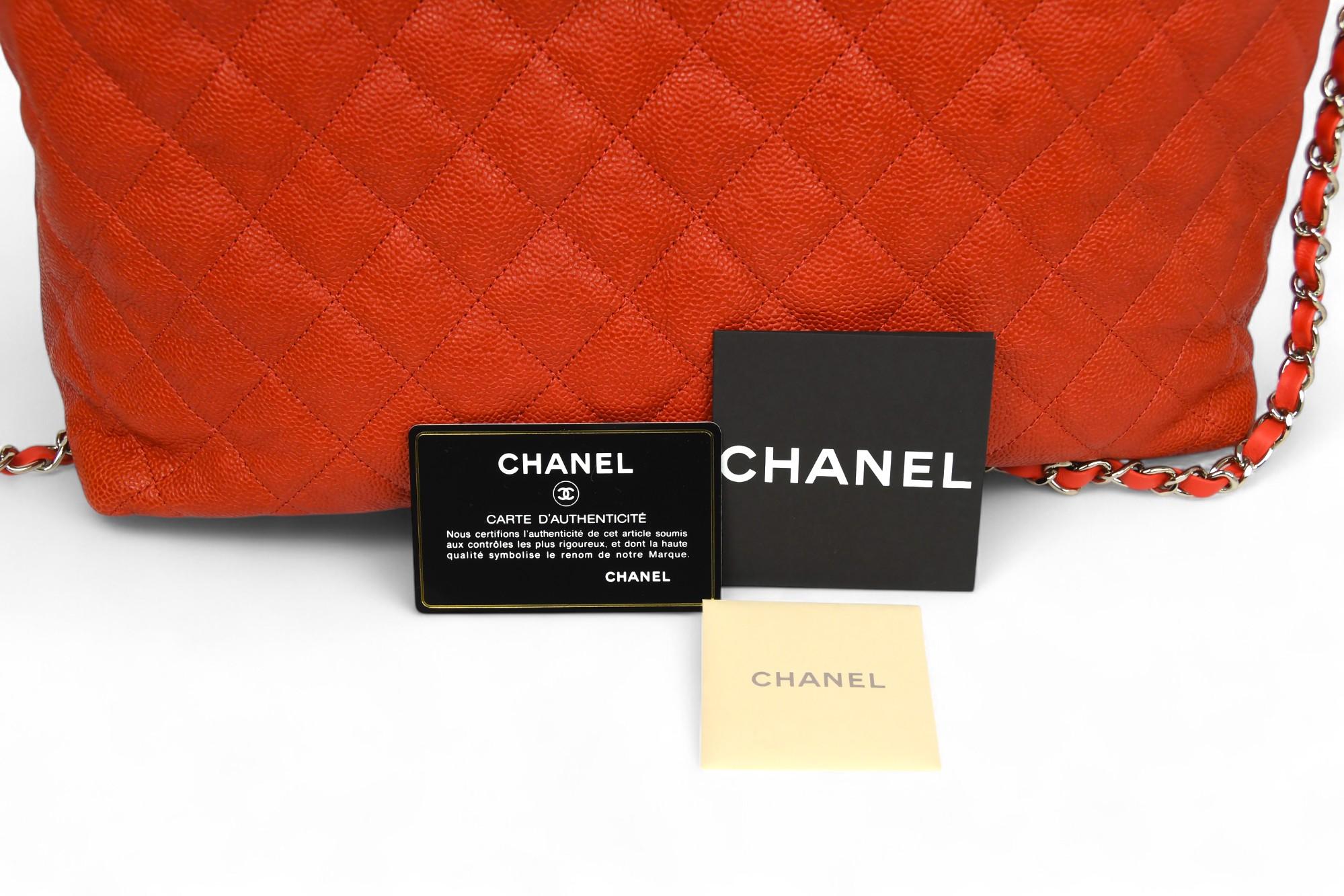 Chanel Gesteppte Kaviar-Hobo-Tasche  NWT Größe OS  Rotes Leder, silbernes CC-Logo im Angebot 7