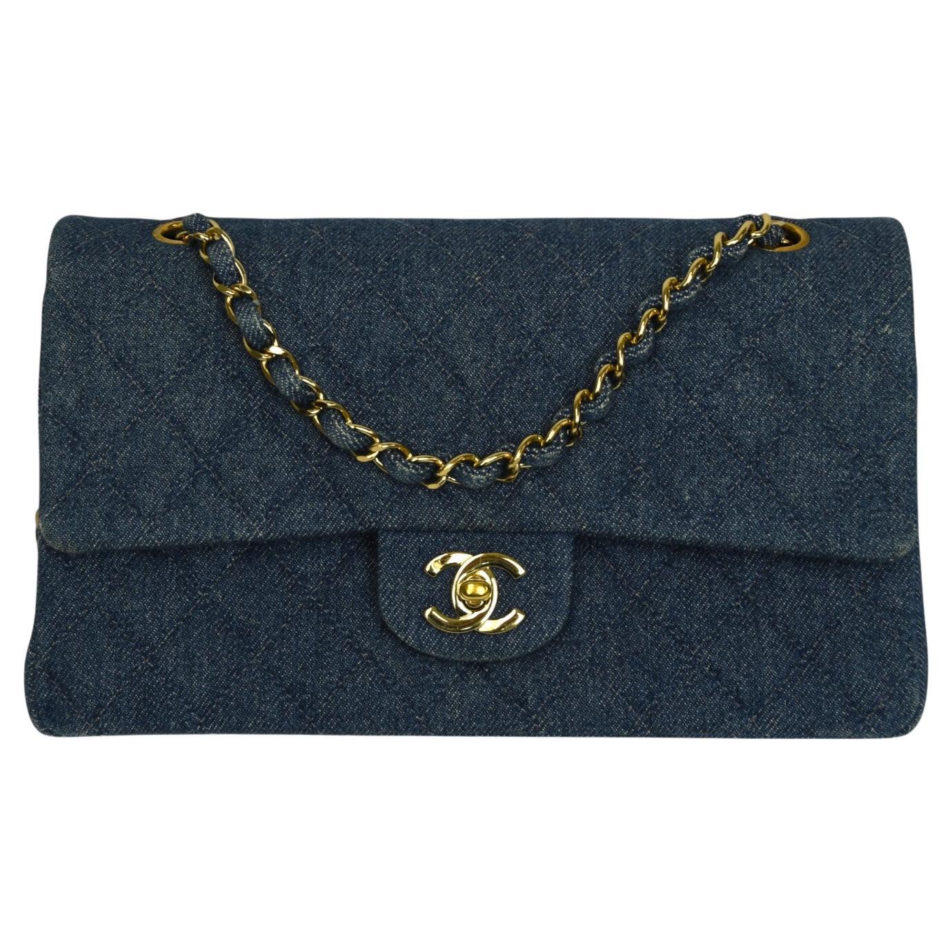 Chanel - Sac à rabat moyen en denim matelassé  Bracelet en chaîne, matériel en or