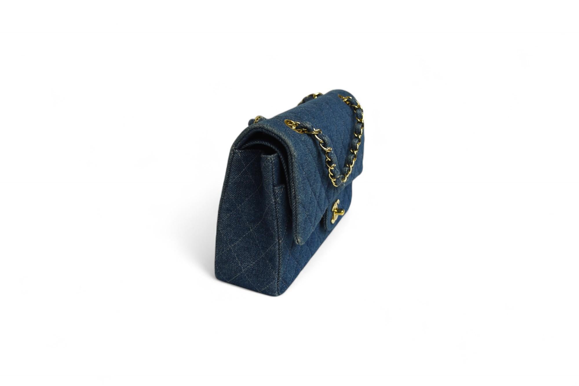 Borsa Chanel trapuntata media con patta in denim  Cinghia a catena, minuteria dorata In condizioni buone in vendita a West Hartford, CT