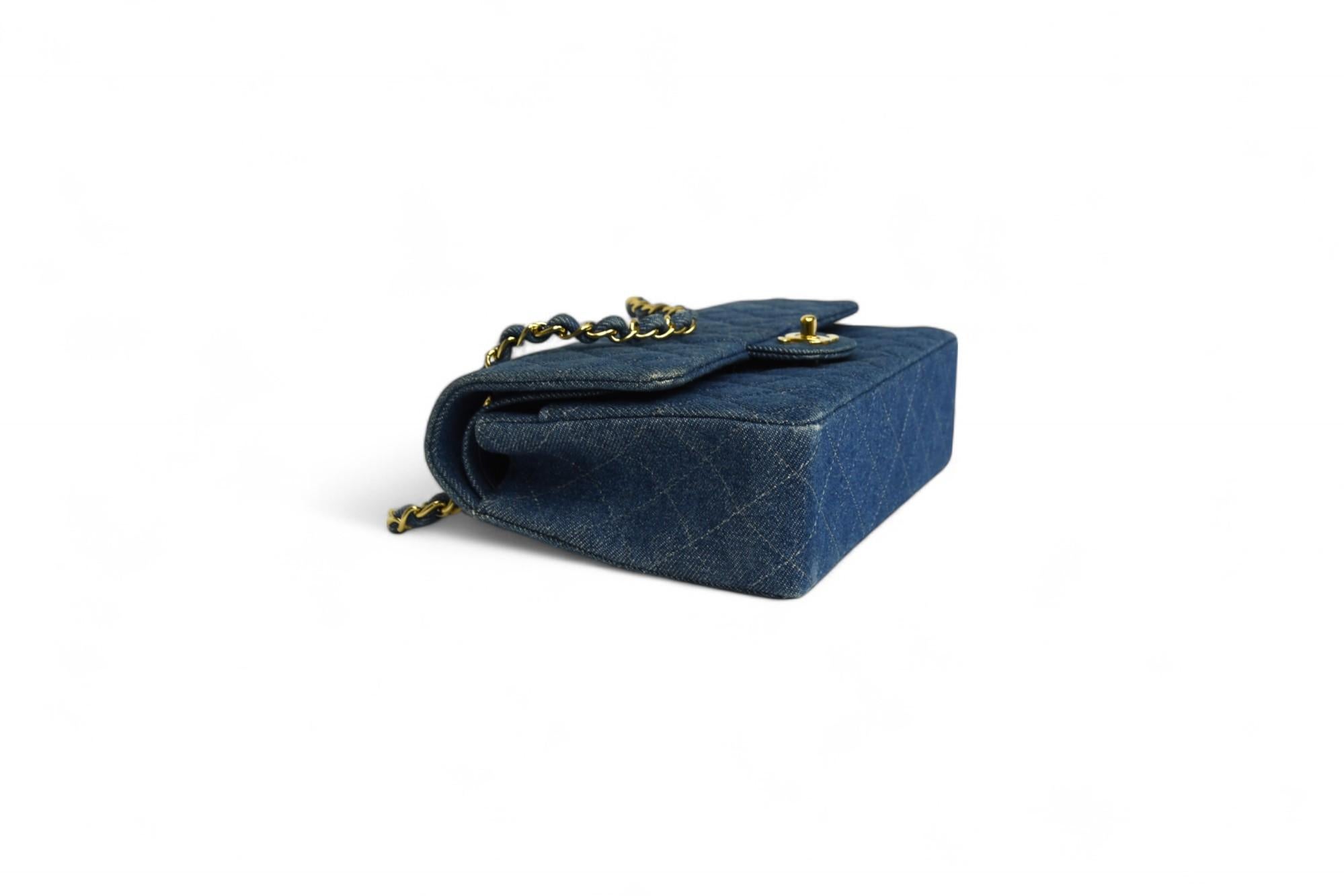 Donna Borsa Chanel trapuntata media con patta in denim  Cinghia a catena, minuteria dorata in vendita