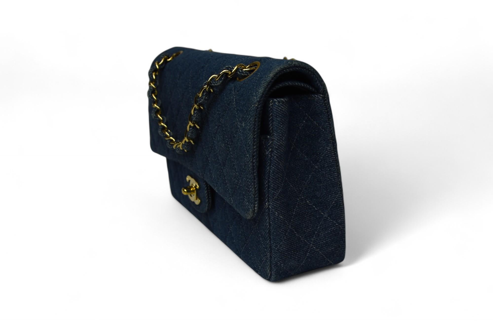 Nero Borsa Chanel trapuntata media con patta in denim  Cinghia a catena, minuteria dorata in vendita