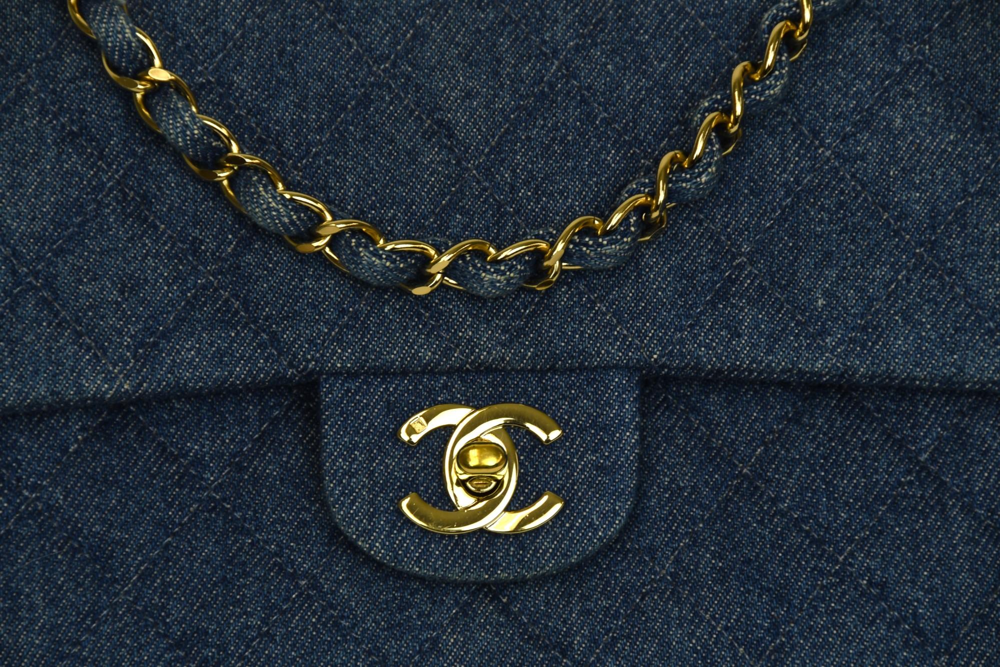 Questa borsa con patta di Chanel reimmagina una silhouette classica in denim trapuntato dalla texture ricca e dall'eleganza parigina senza tempo. La forma rettangolare strutturata è rifinita con l'inconfondibile chiusura CC a incastro del marchio,
