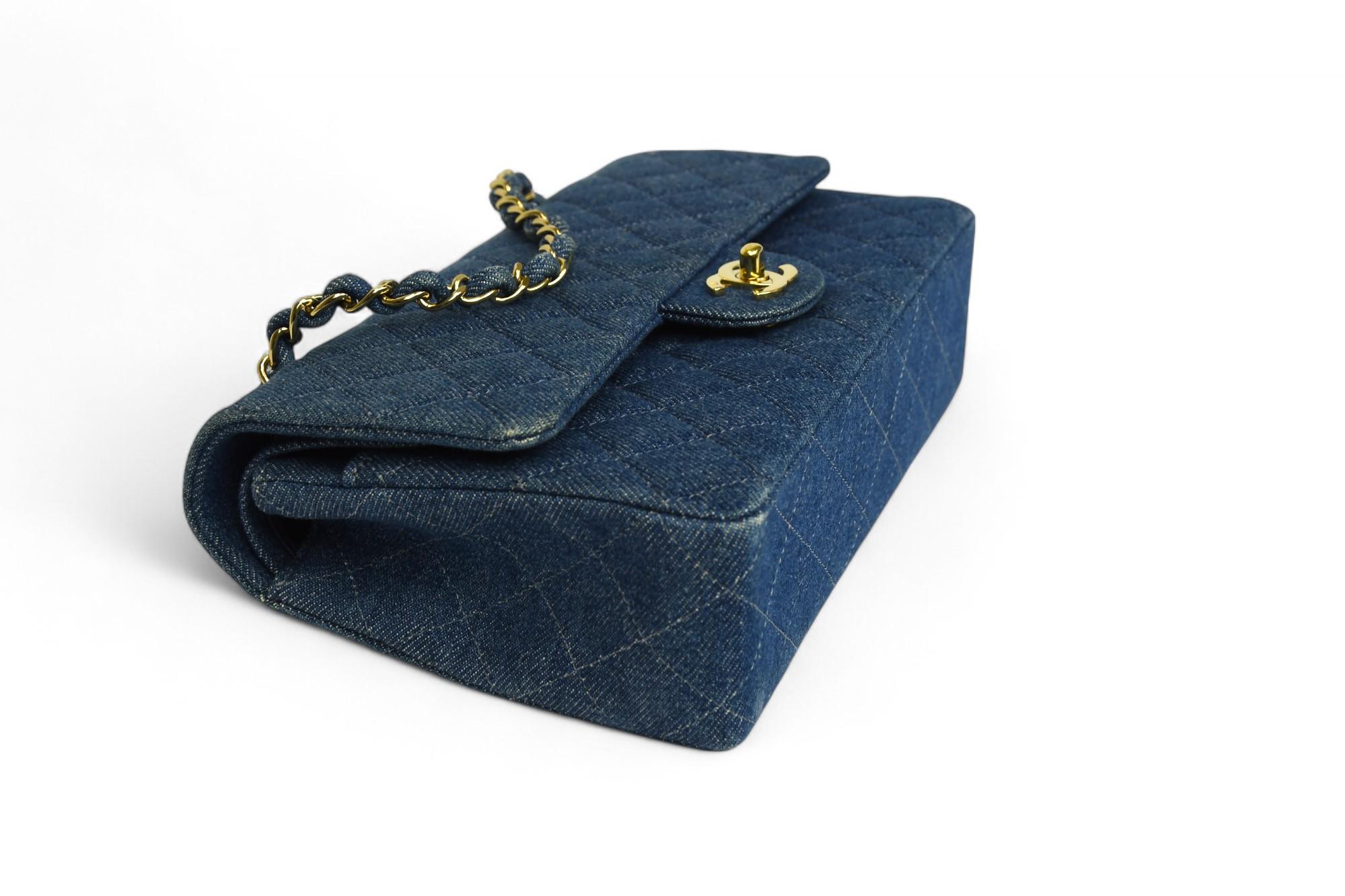 Borsa Chanel trapuntata media con patta in denim  Cinghia a catena, minuteria dorata in vendita 2