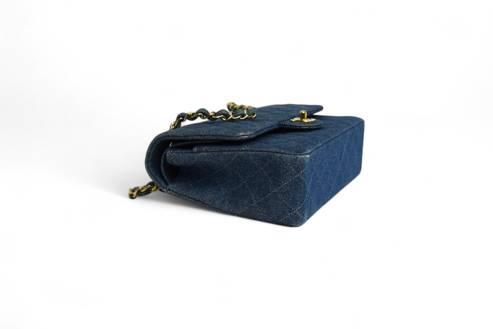 Borsa Chanel trapuntata media con patta in denim  Cinghia a catena, minuteria dorata in vendita 1
