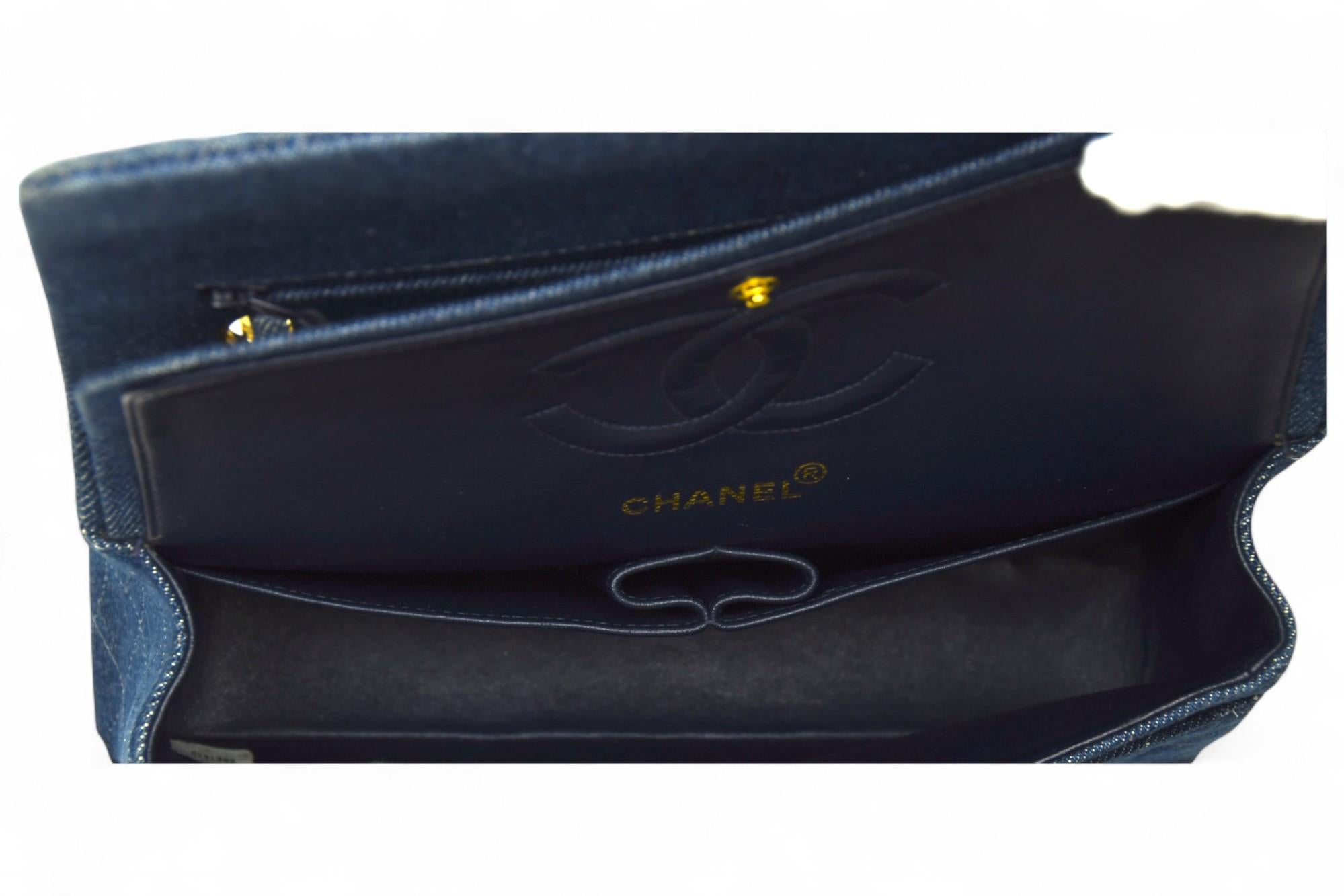 Borsa Chanel trapuntata media con patta in denim  Cinghia a catena, minuteria dorata in vendita 7