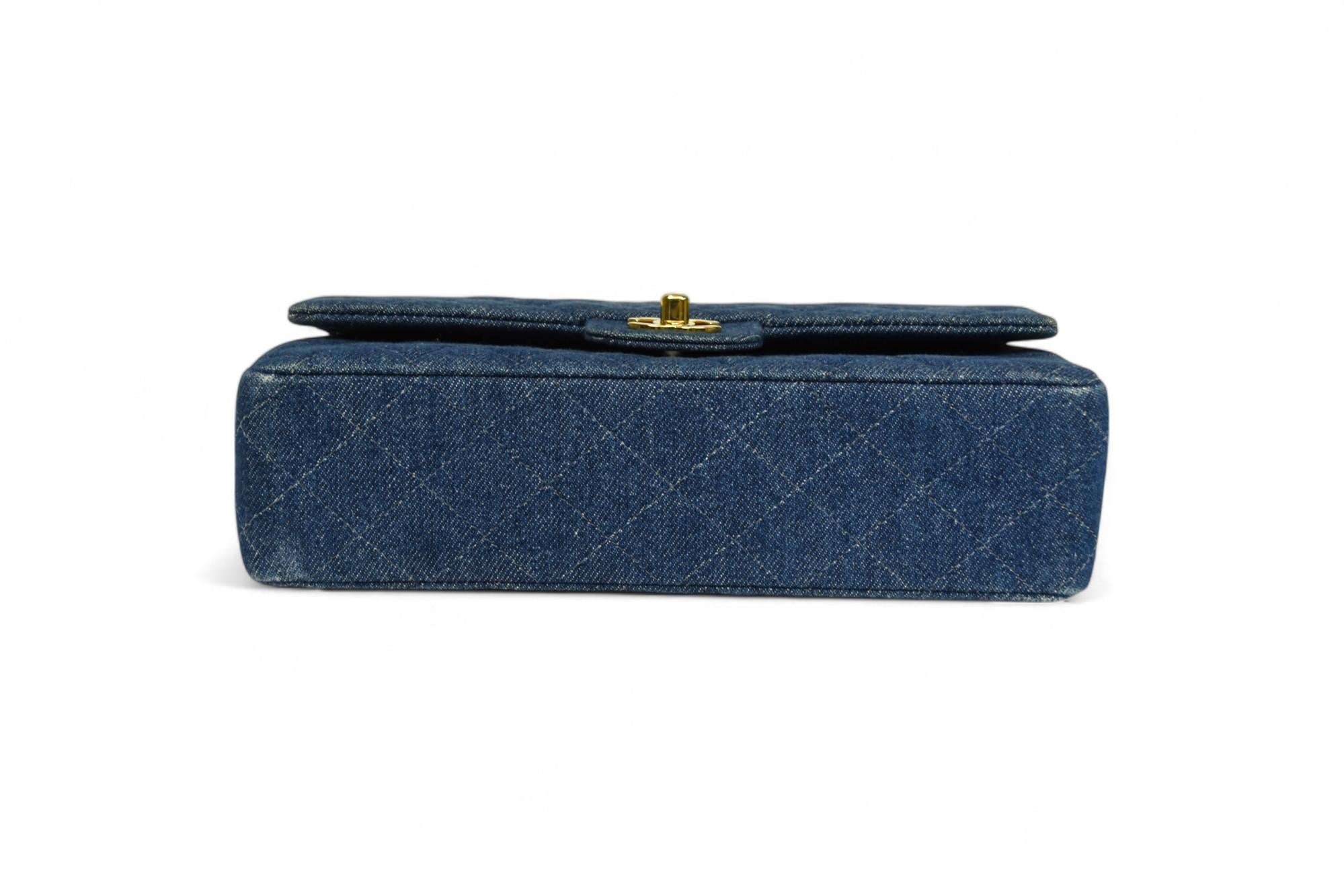 Borsa Chanel trapuntata media con patta in denim  Cinghia a catena, minuteria dorata in vendita 4