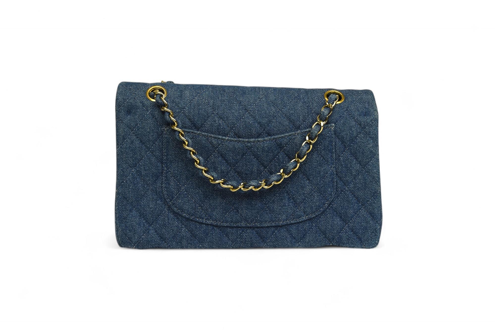 Borsa Chanel trapuntata media con patta in denim  Cinghia a catena, minuteria dorata in vendita 5
