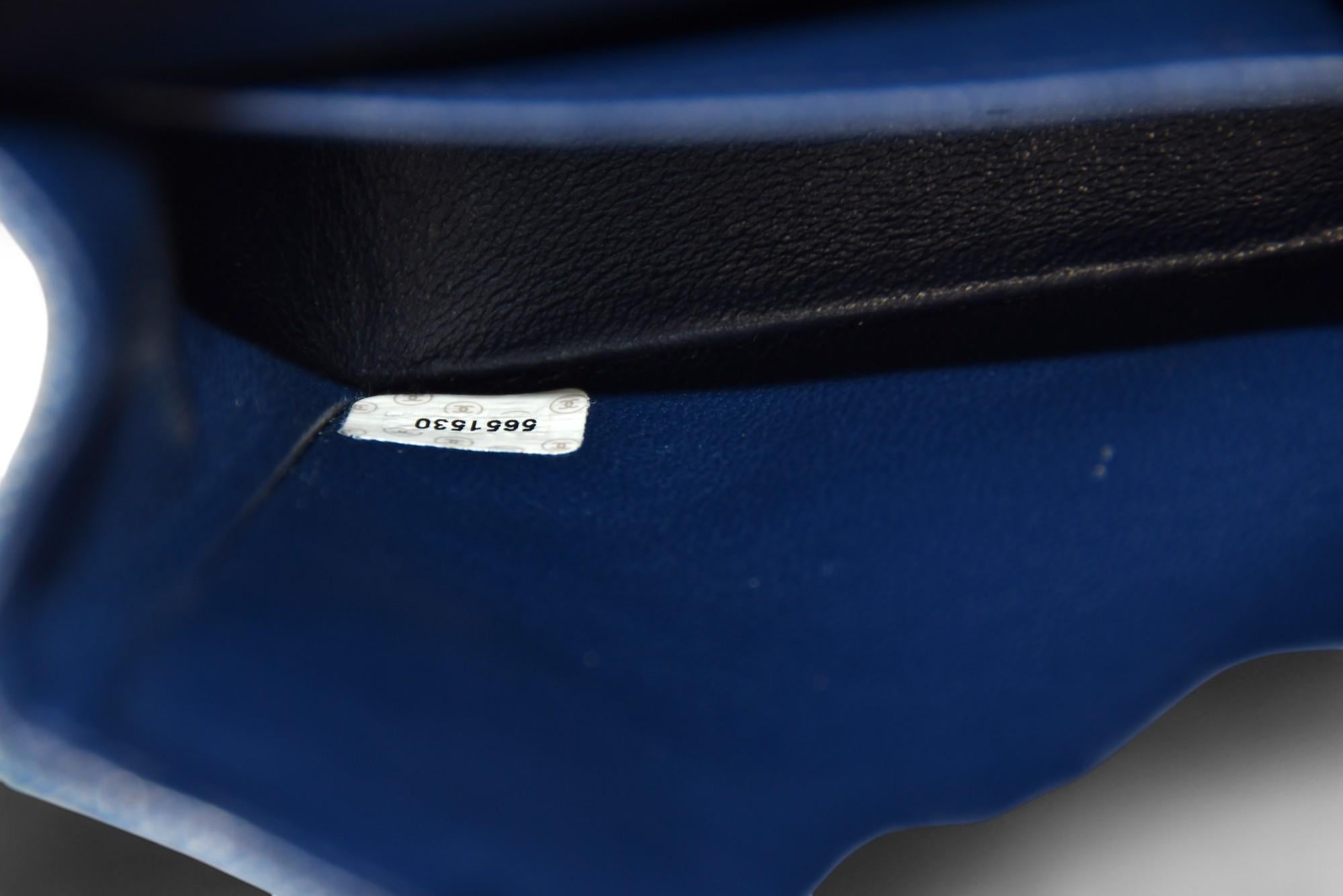 Borsa Chanel trapuntata media con patta in denim  Cinghia a catena, minuteria dorata in vendita 8
