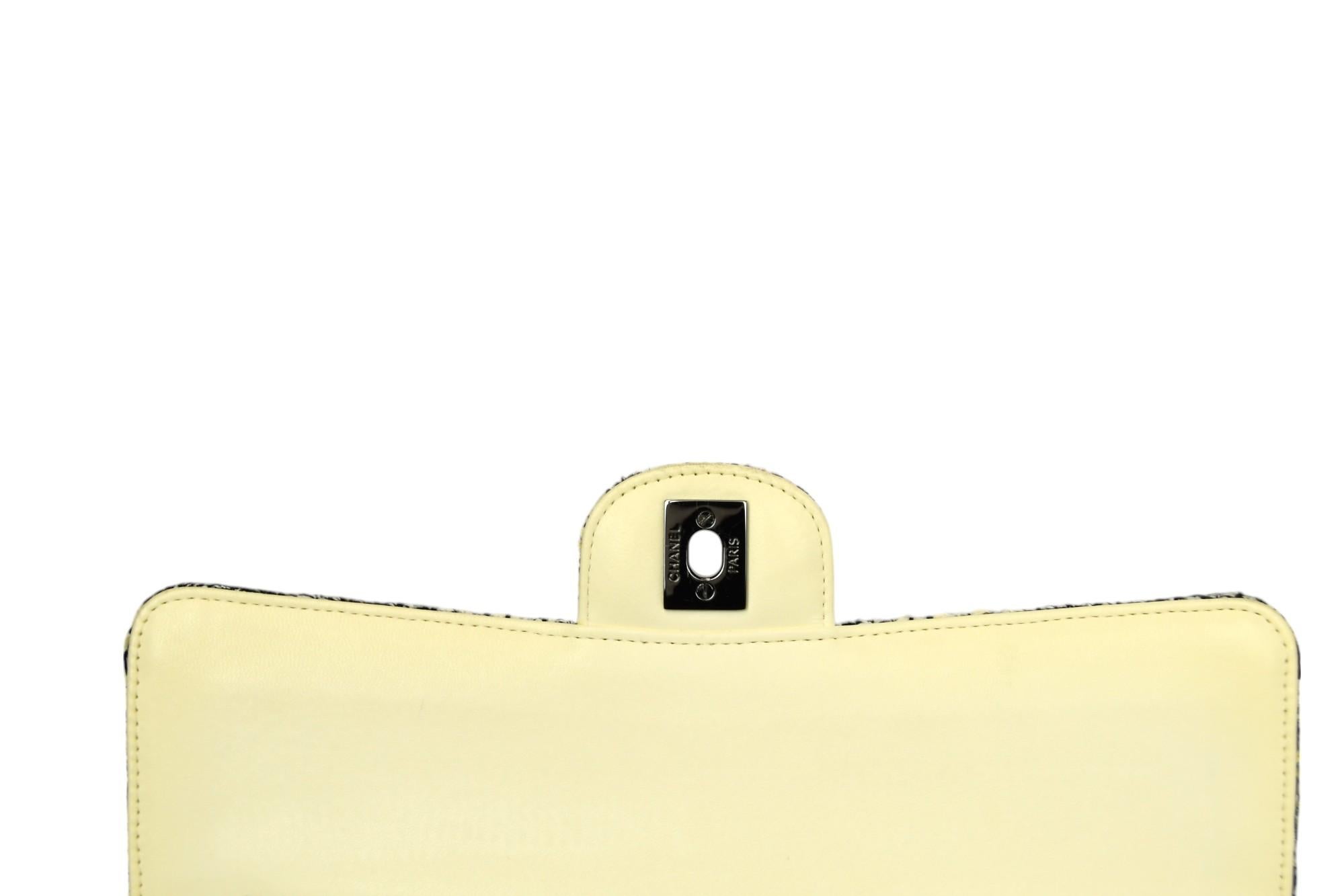 Borsa Chanel Classic Medium con doppia patta in tweed glitterato bianco e nero In condizioni buone in vendita a West Hartford, CT
