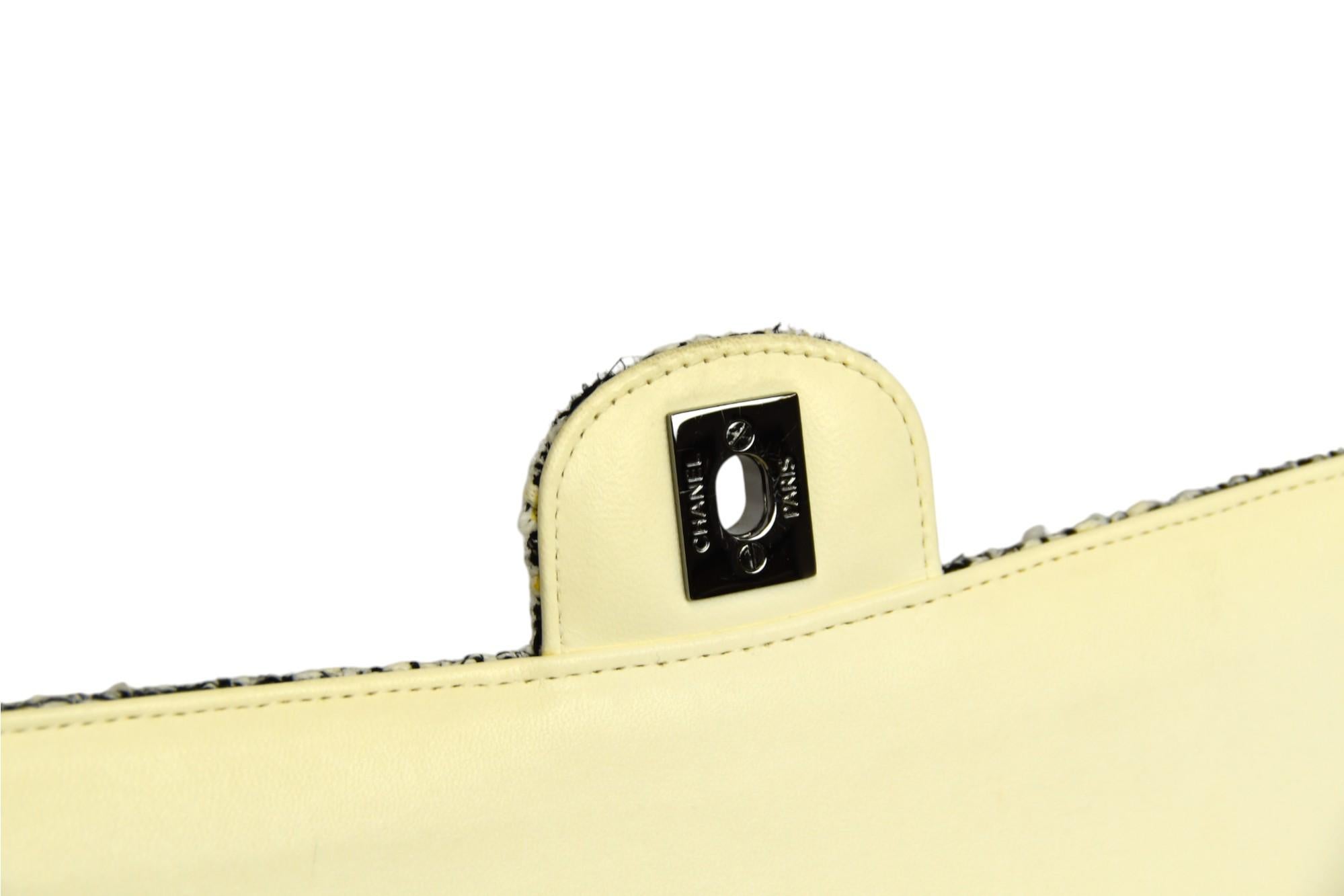 Donna Borsa Chanel Classic Medium con doppia patta in tweed glitterato bianco e nero in vendita