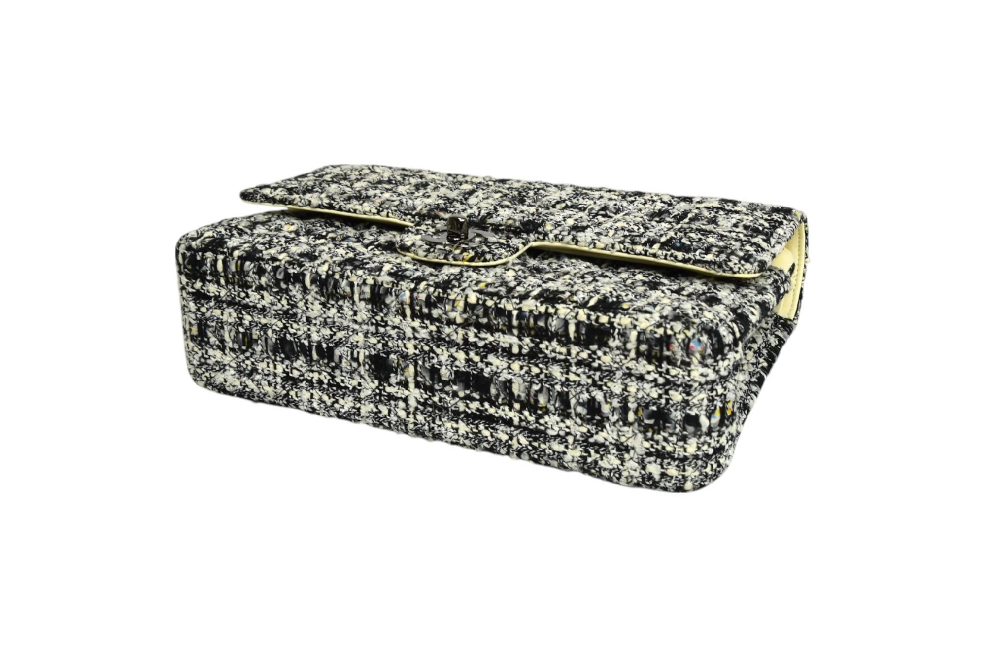 Nero Borsa Chanel Classic Medium con doppia patta in tweed glitterato bianco e nero in vendita