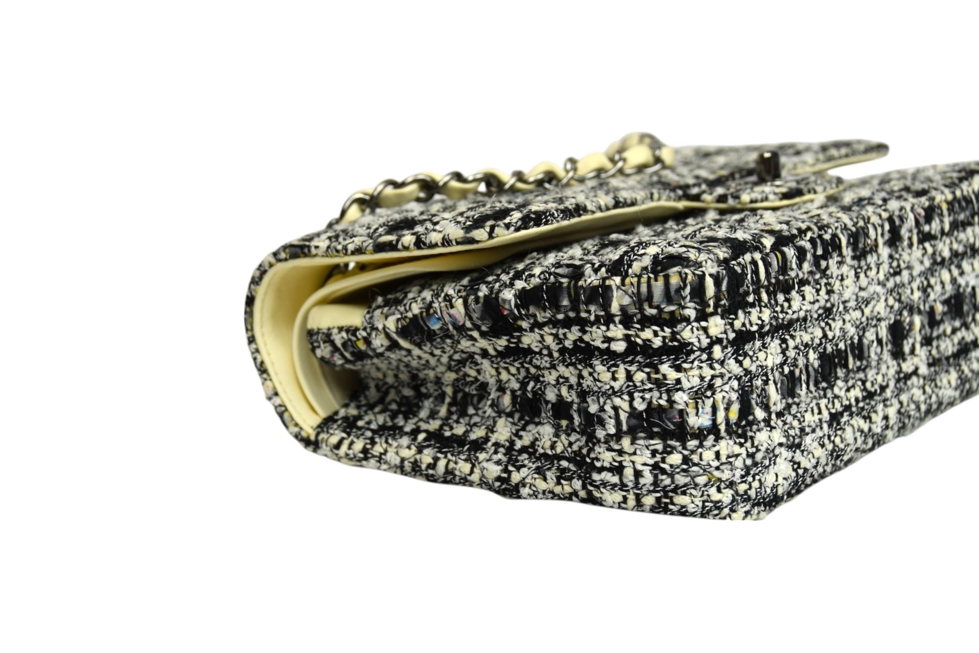Borsa Chanel Classic Medium con doppia patta in tweed glitterato bianco e nero in vendita 2