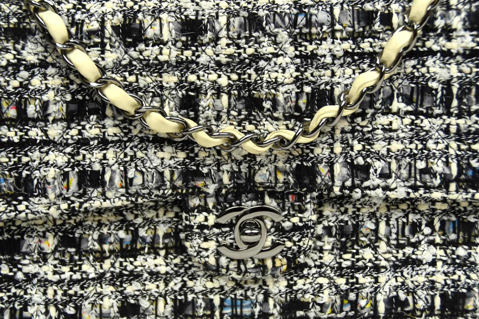 Borsa Chanel Classic Medium con doppia patta in tweed glitterato bianco e nero in vendita 1