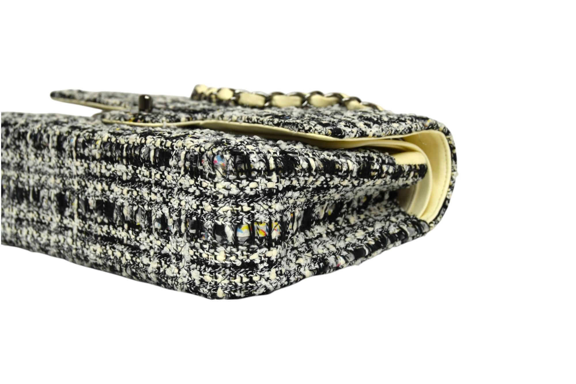 Borsa Chanel Classic Medium con doppia patta in tweed glitterato bianco e nero in vendita 3