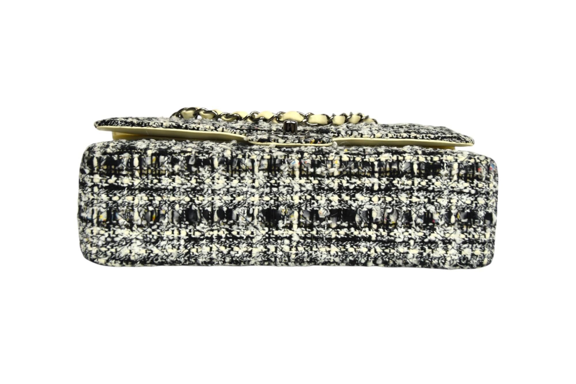 Borsa Chanel Classic Medium con doppia patta in tweed glitterato bianco e nero in vendita 4