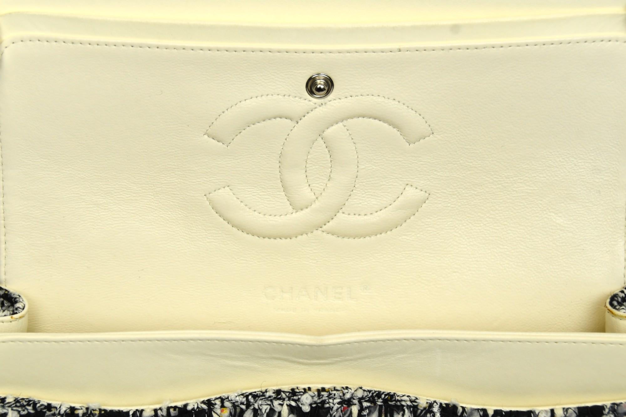 Borsa Chanel Classic Medium con doppia patta in tweed glitterato bianco e nero in vendita 5