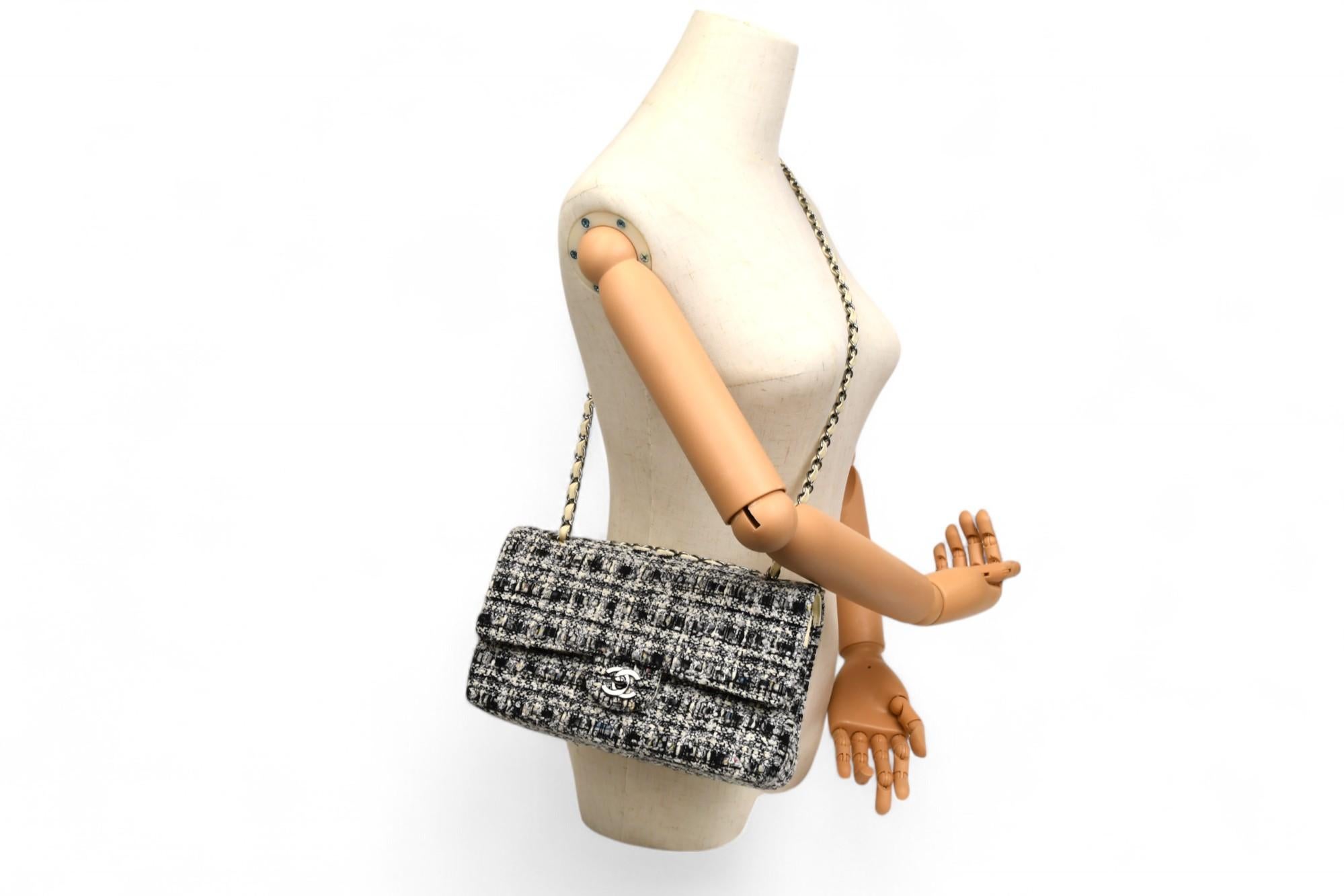 Borsa Chanel Classic Medium con doppia patta in tweed glitterato bianco e nero in vendita 8