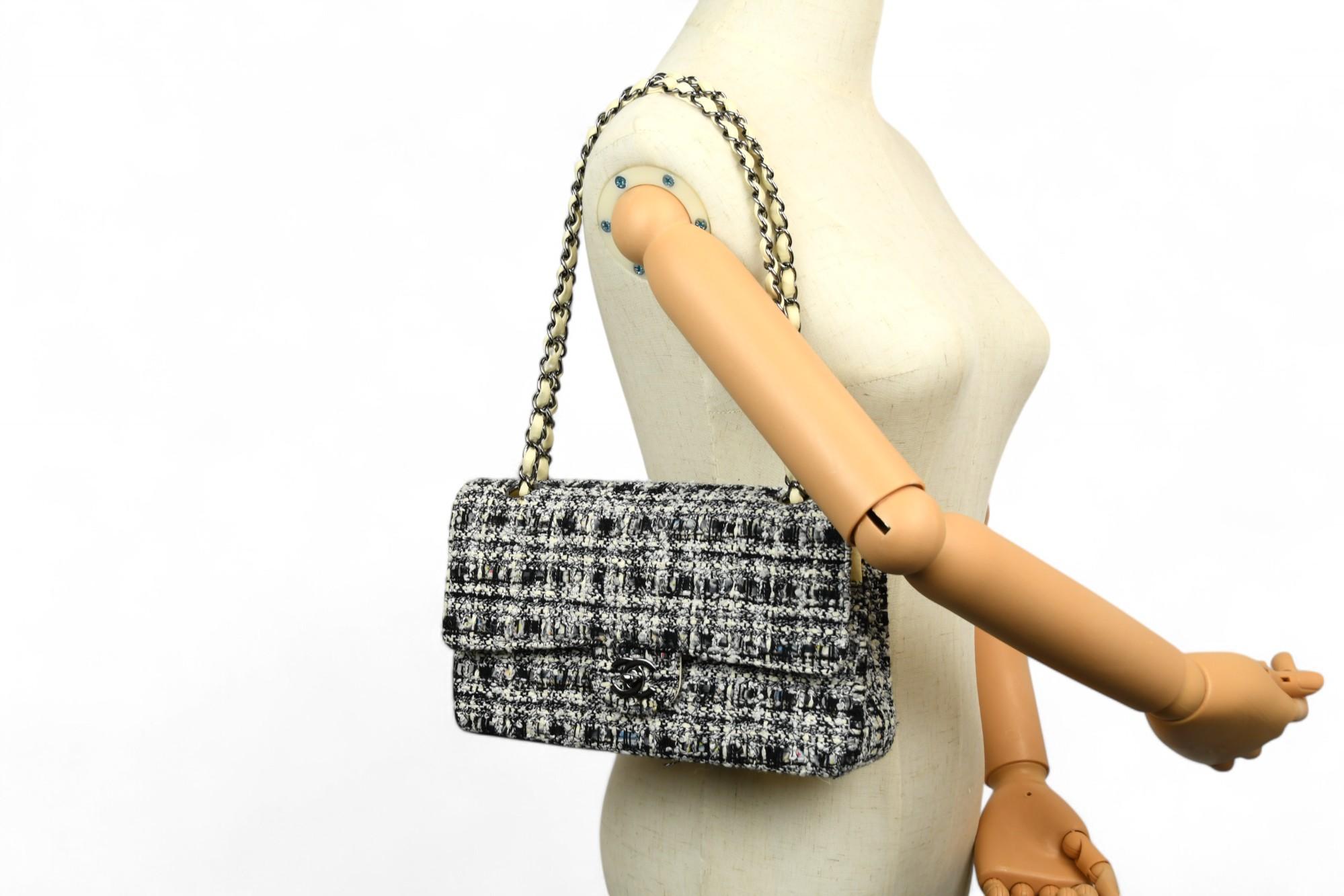 Borsa Chanel Classic Medium con doppia patta in tweed glitterato bianco e nero in vendita 9