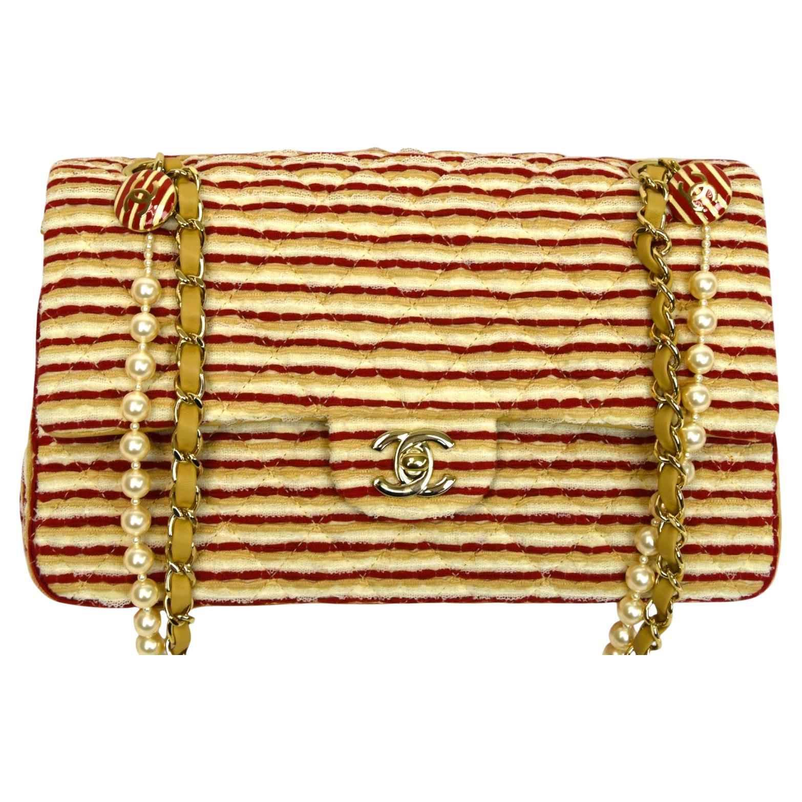 Chanel - Sac à rabat moyen classique - Tissu matelassé rayé rouge et beige en vente