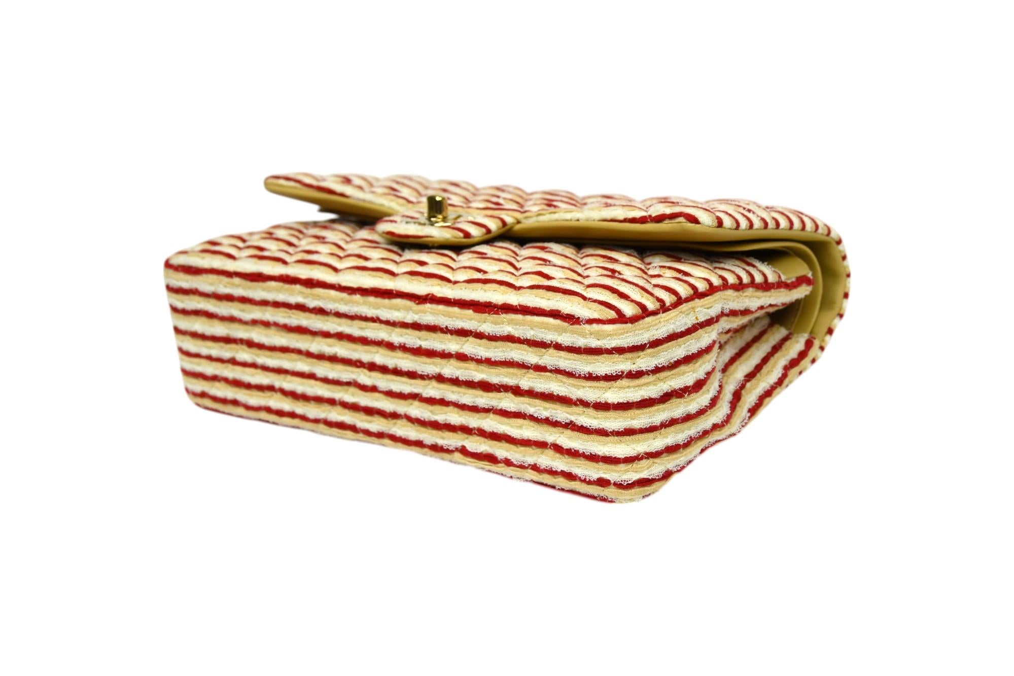 Chanel - Sac à rabat moyen classique - Tissu matelassé rayé rouge et beige Bon état - En vente à West Hartford, CT
