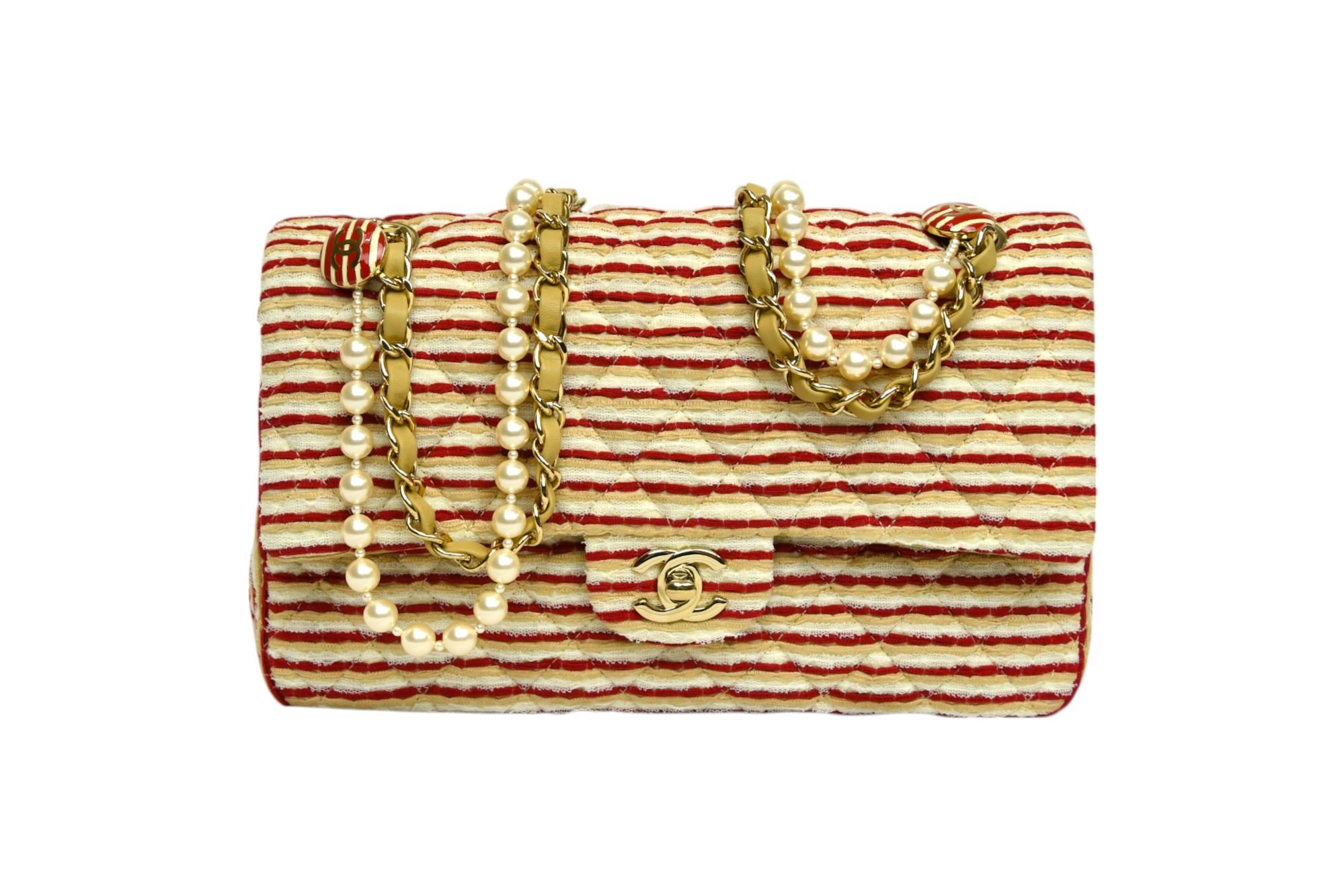 Beige Chanel - Sac à rabat moyen classique - Tissu matelassé rayé rouge et beige en vente