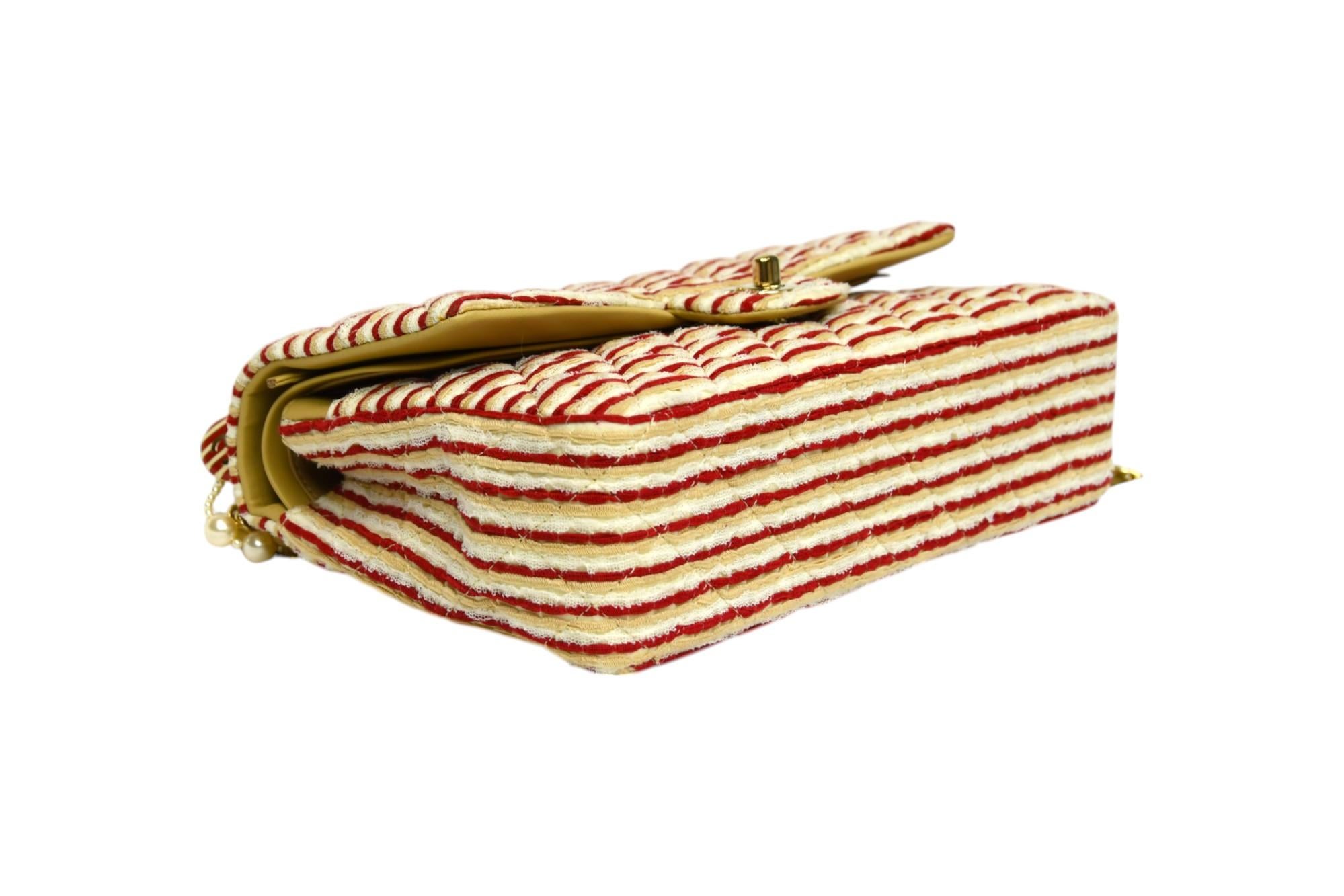 Chanel - Sac à rabat moyen classique - Tissu matelassé rayé rouge et beige Pour femmes en vente