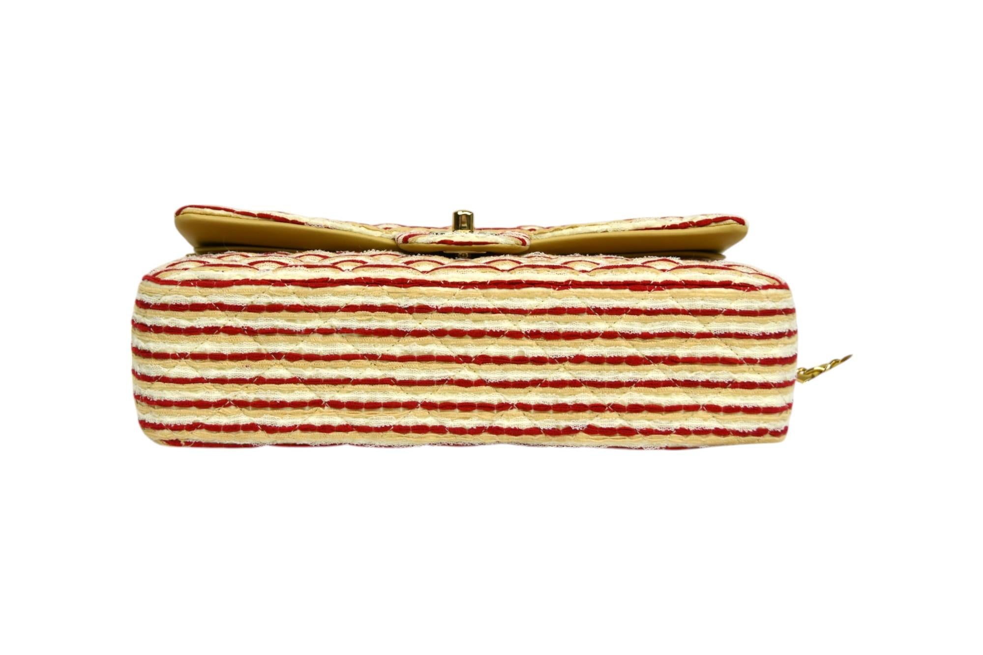 Chanel - Sac à rabat moyen classique - Tissu matelassé rayé rouge et beige en vente 1
