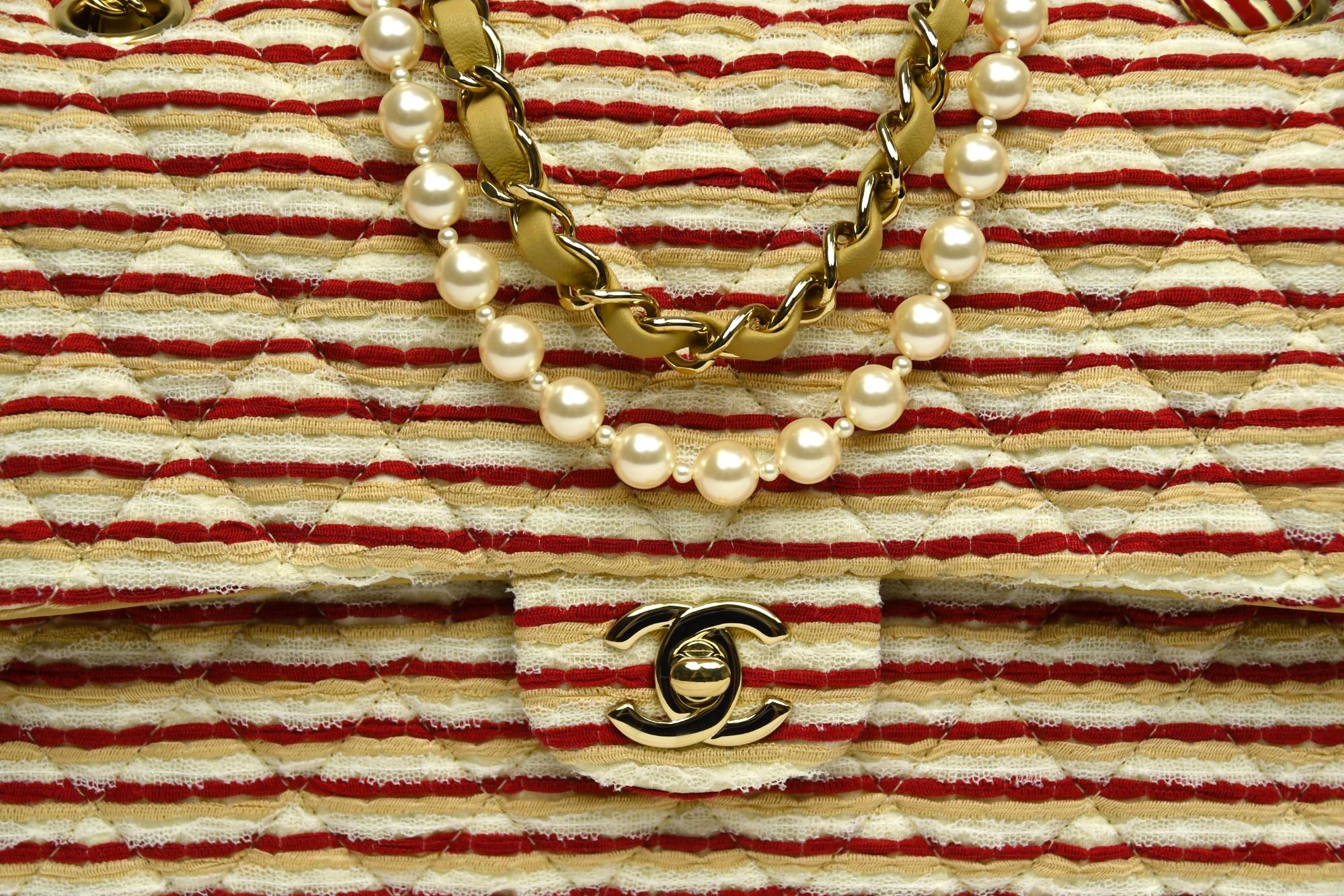 Chanel - Sac à rabat moyen classique - Tissu matelassé rayé rouge et beige en vente 2