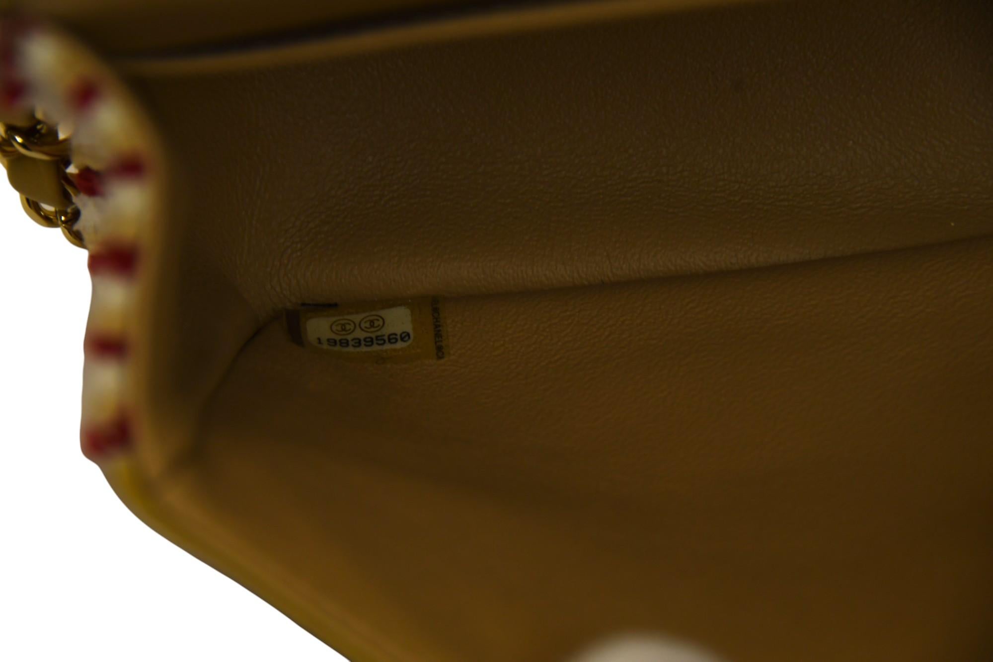 Chanel - Sac à rabat moyen classique - Tissu matelassé rayé rouge et beige en vente 4