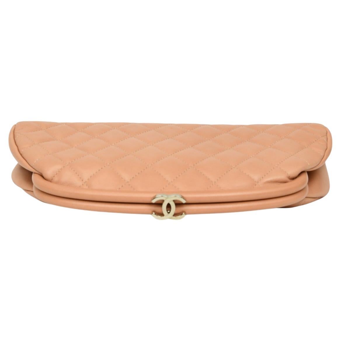Chanel Gestepptes Lammfell Kiss Lock Clutch Bag Beige Vintage Frame