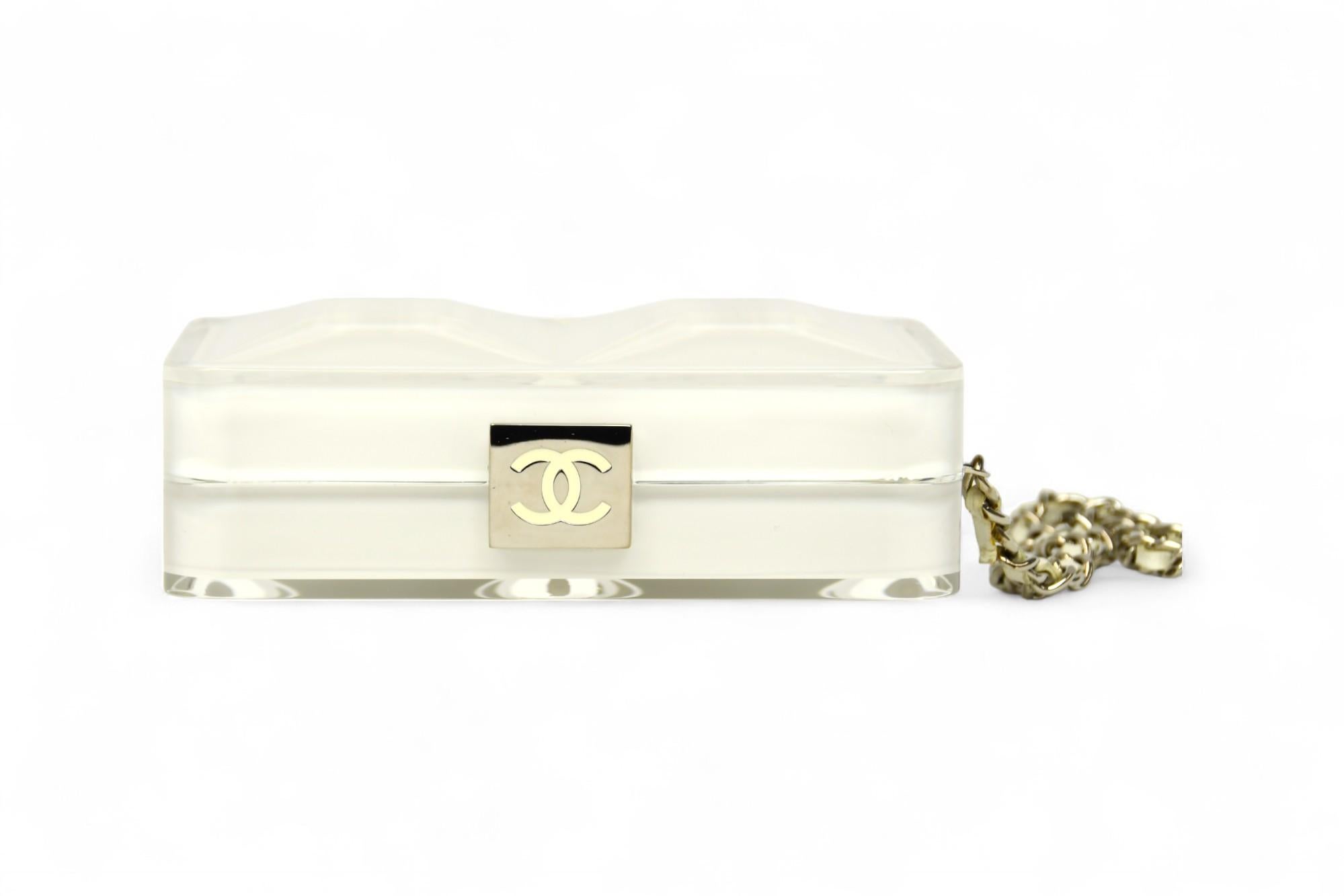 Una declaración de glamour futurista, esta rara Minaudière Chanel rectangular de plexiglás es una pieza muy codiciada de la colección 2005. Fabricado con plexiglás moldeado transparente, imita la forma biselada de un diamante tallado, reflejando la
