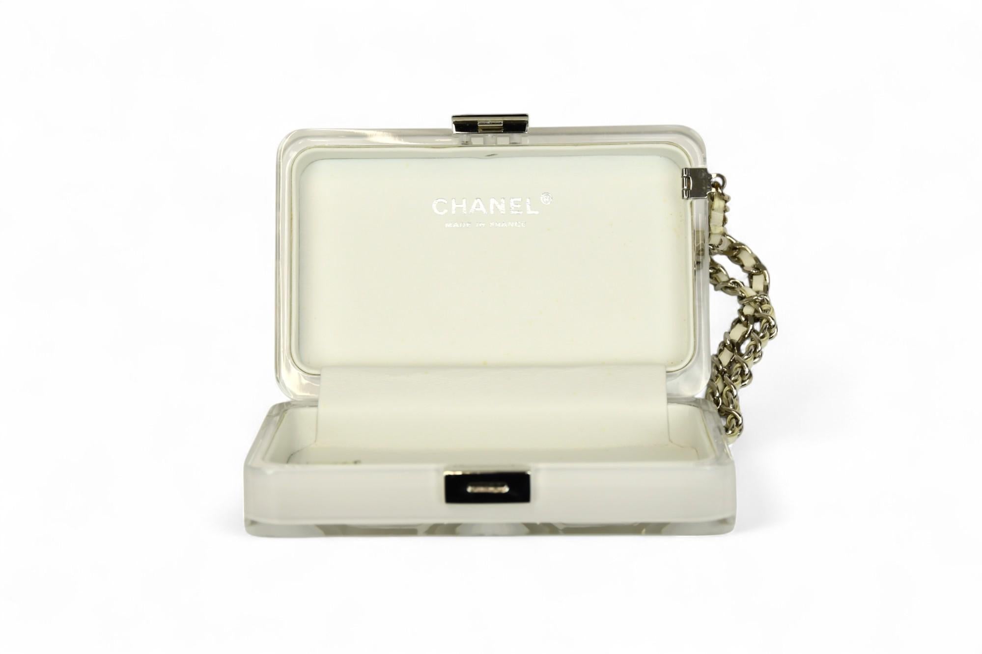 Chanel Minaudière rectangular de plexiglás transparente  Rara colección de Pasarela 2005 en Bueno estado para la venta en West Hartford, CT