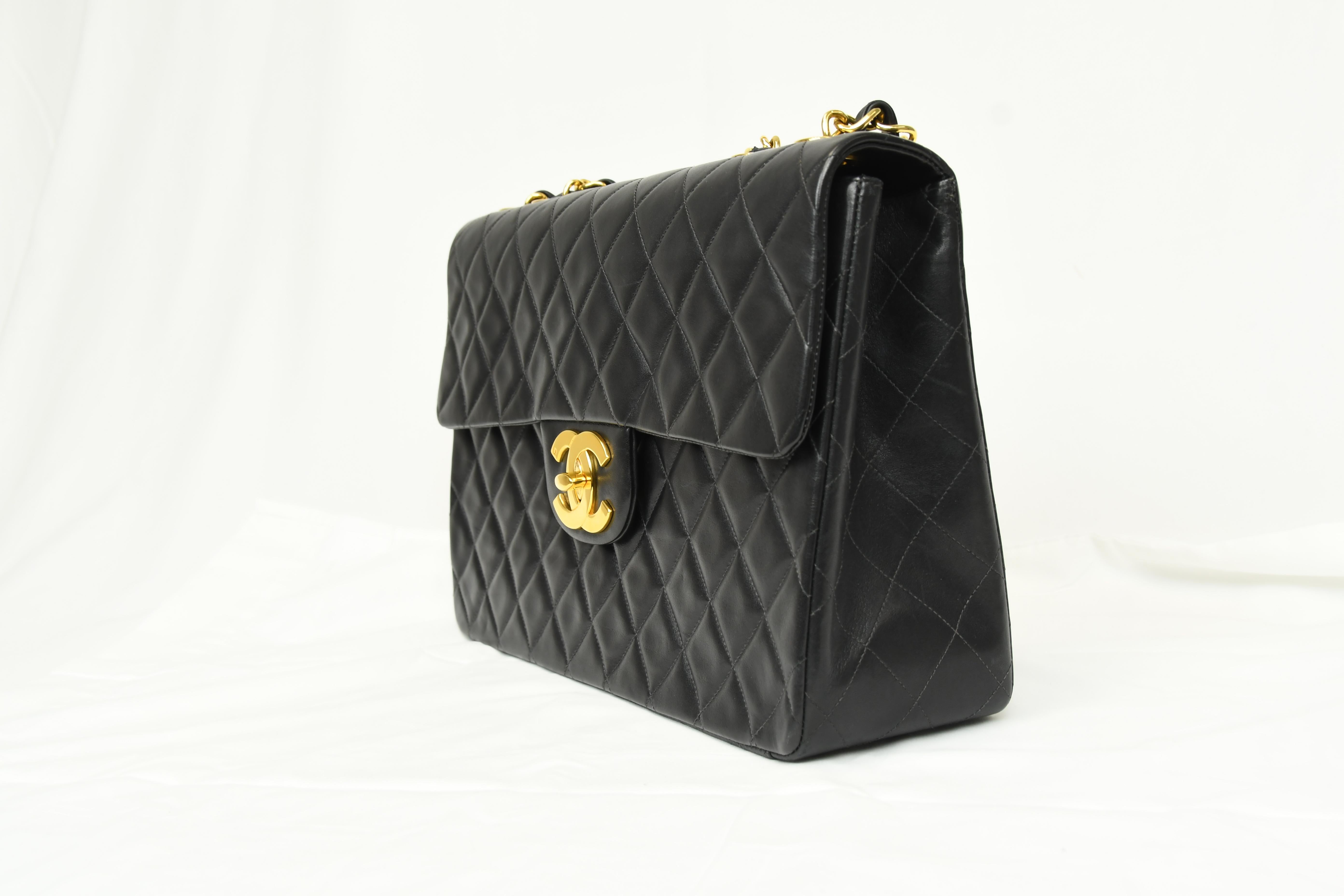Chanel Classic XL Borsa con patta singola in pelle di agnello nera Inizio anni 2000 in vendita 9