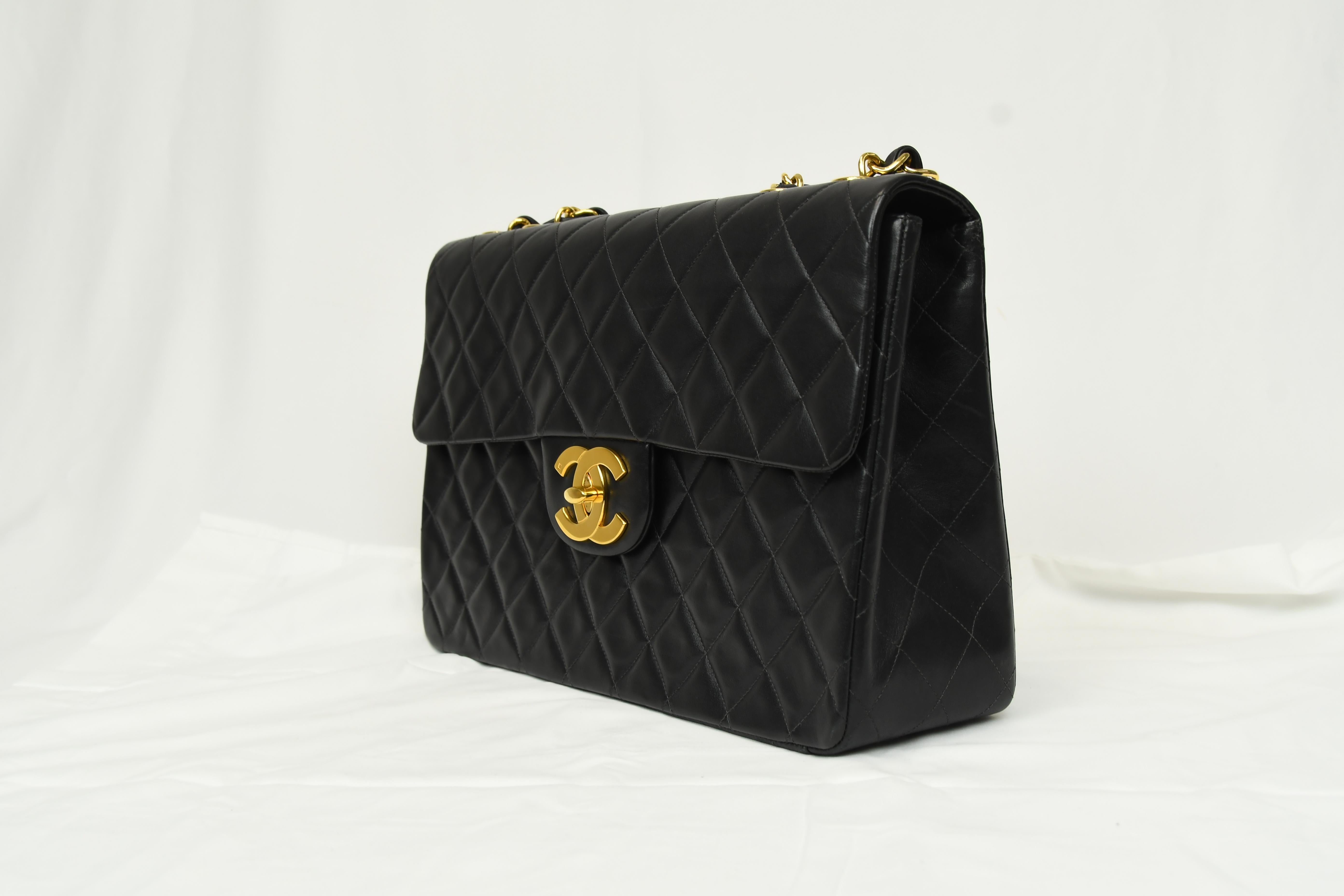 Chanel Classic XL Borsa con patta singola in pelle di agnello nera Inizio anni 2000 in vendita 10