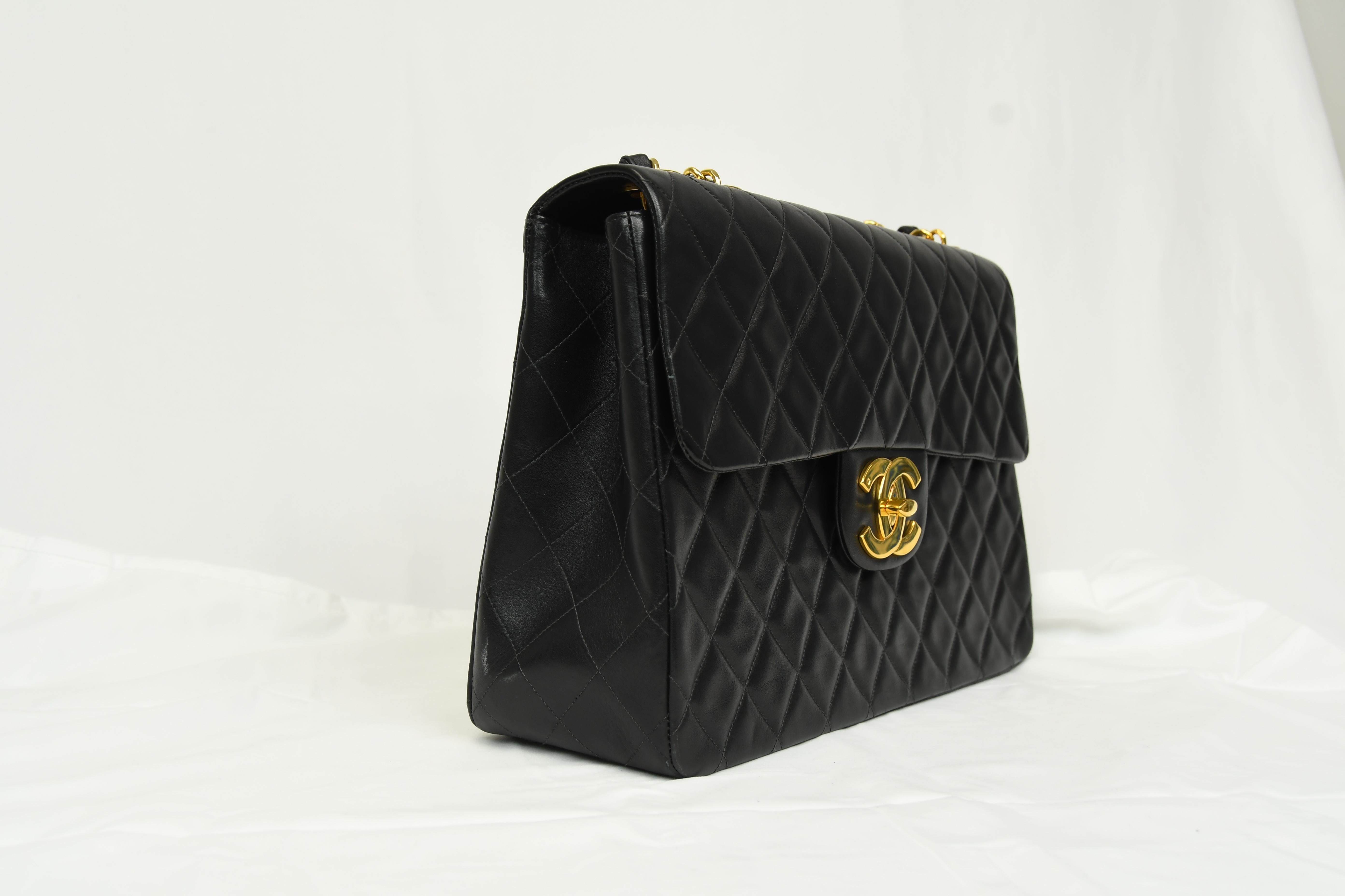 Chanel Classic XL Borsa con patta singola in pelle di agnello nera Inizio anni 2000 in vendita 12