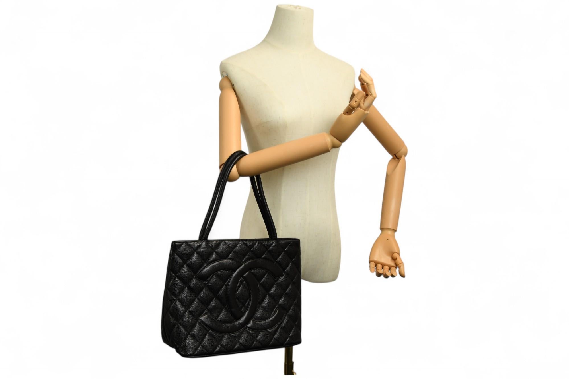 Un capo di punta dei primi anni 2000, la Chanel Caviar Quilted Medallion Tote è un mix perfetto di eleganza e funzionalità quotidiana. Realizzata in resistente pelle di caviale nera con l'inconfondibile trapuntatura a rombi, questa tote strutturata