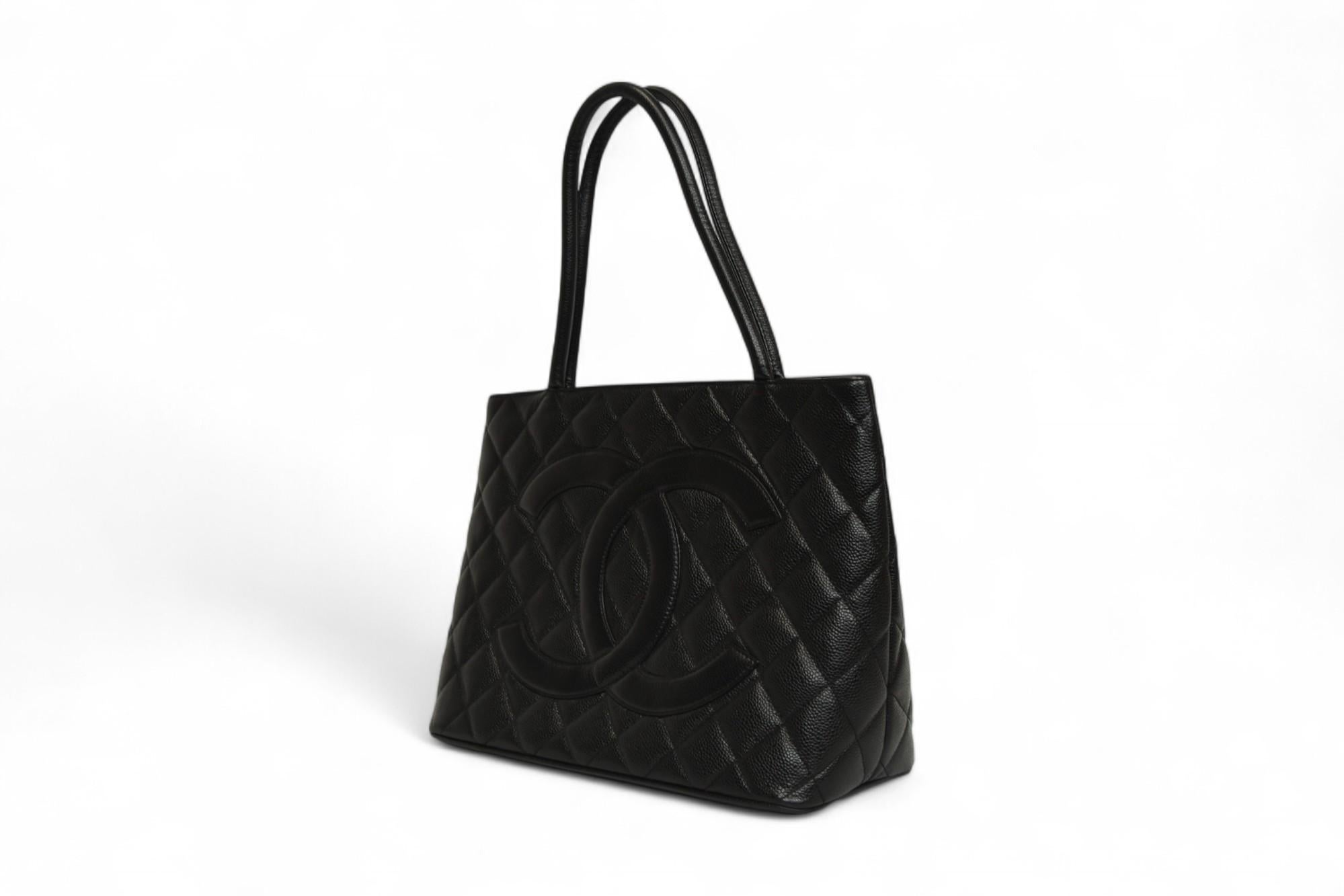 Chanel Caviar Quilted Medallion Tote Nero  Tote classica con zip CC in vendita 2