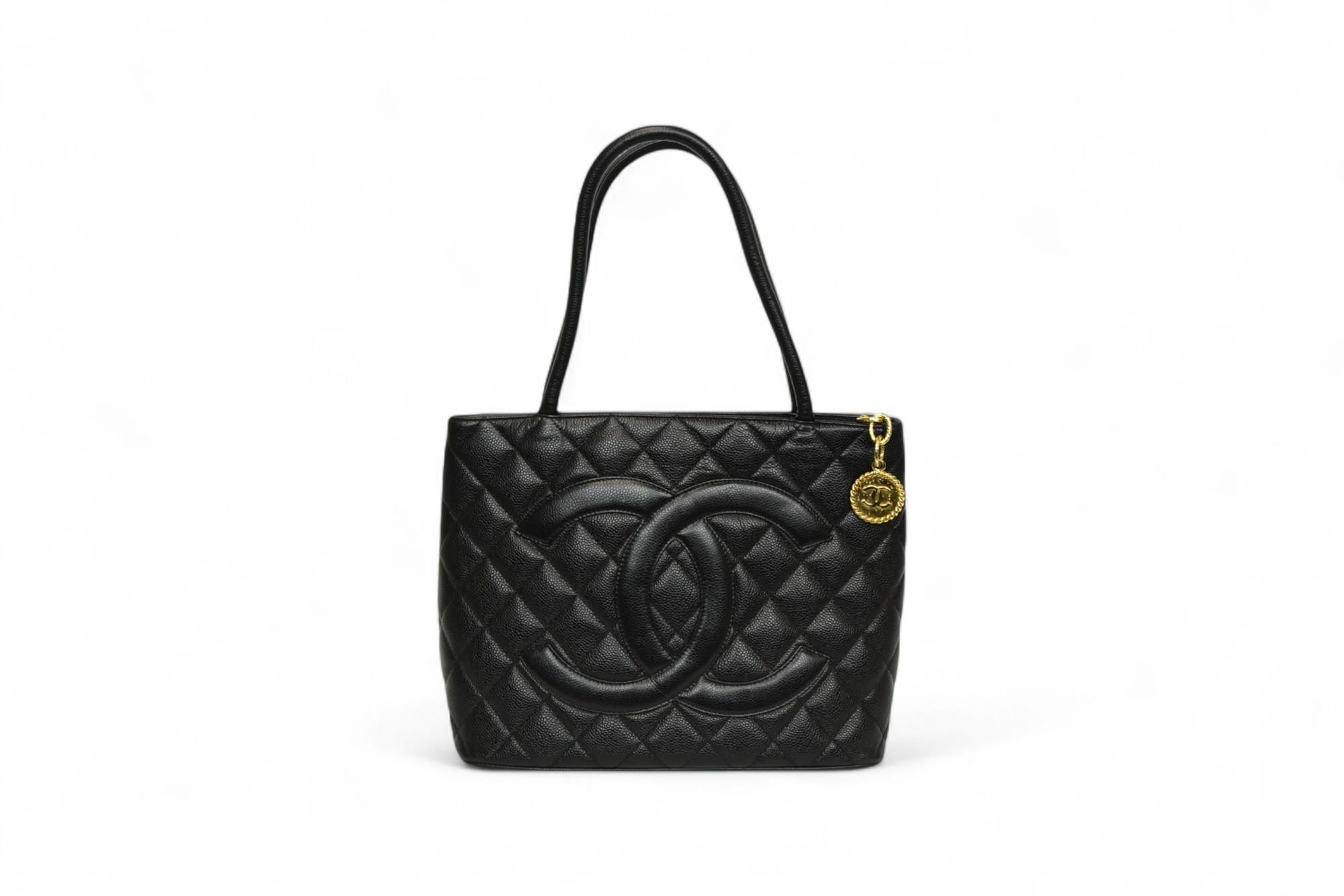 Chanel Caviar Quilted Medallion Tote Nero  Tote classica con zip CC in vendita 4