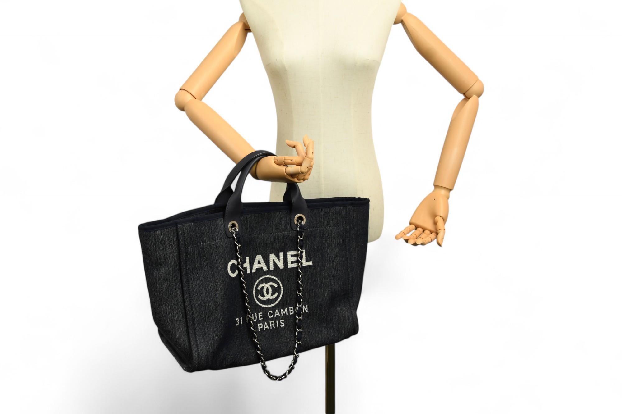 Chanel Deauville Tote Denim Canvas  31 Rue Cambon Shopper à poignée en chaîne Bon état - En vente à West Hartford, CT