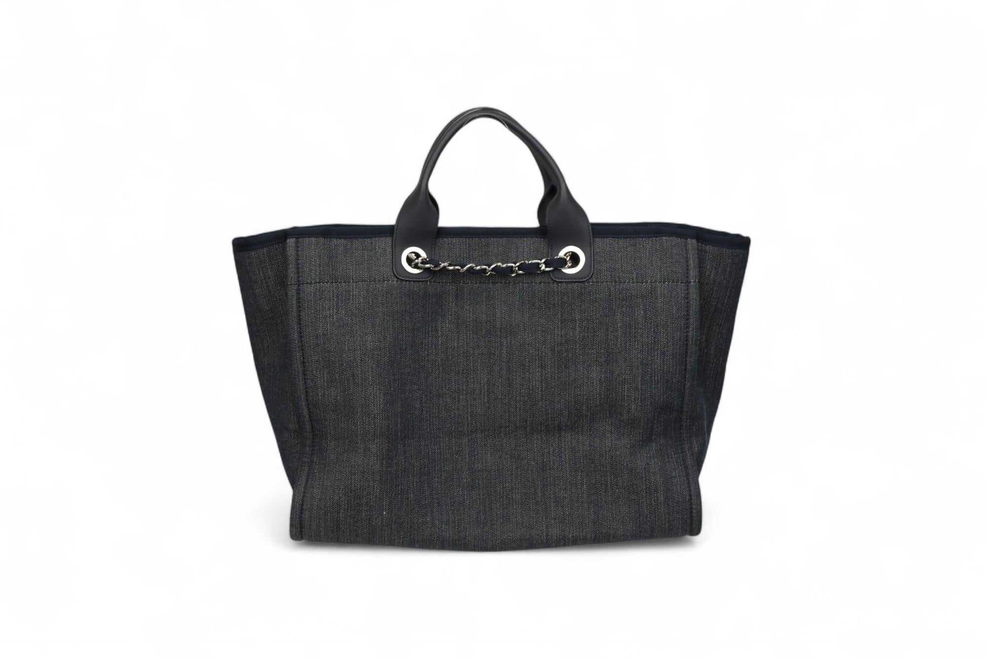 Chanel Deauville Tote Denim Canvas  31 Rue Cambon Shopper à poignée en chaîne en vente 1