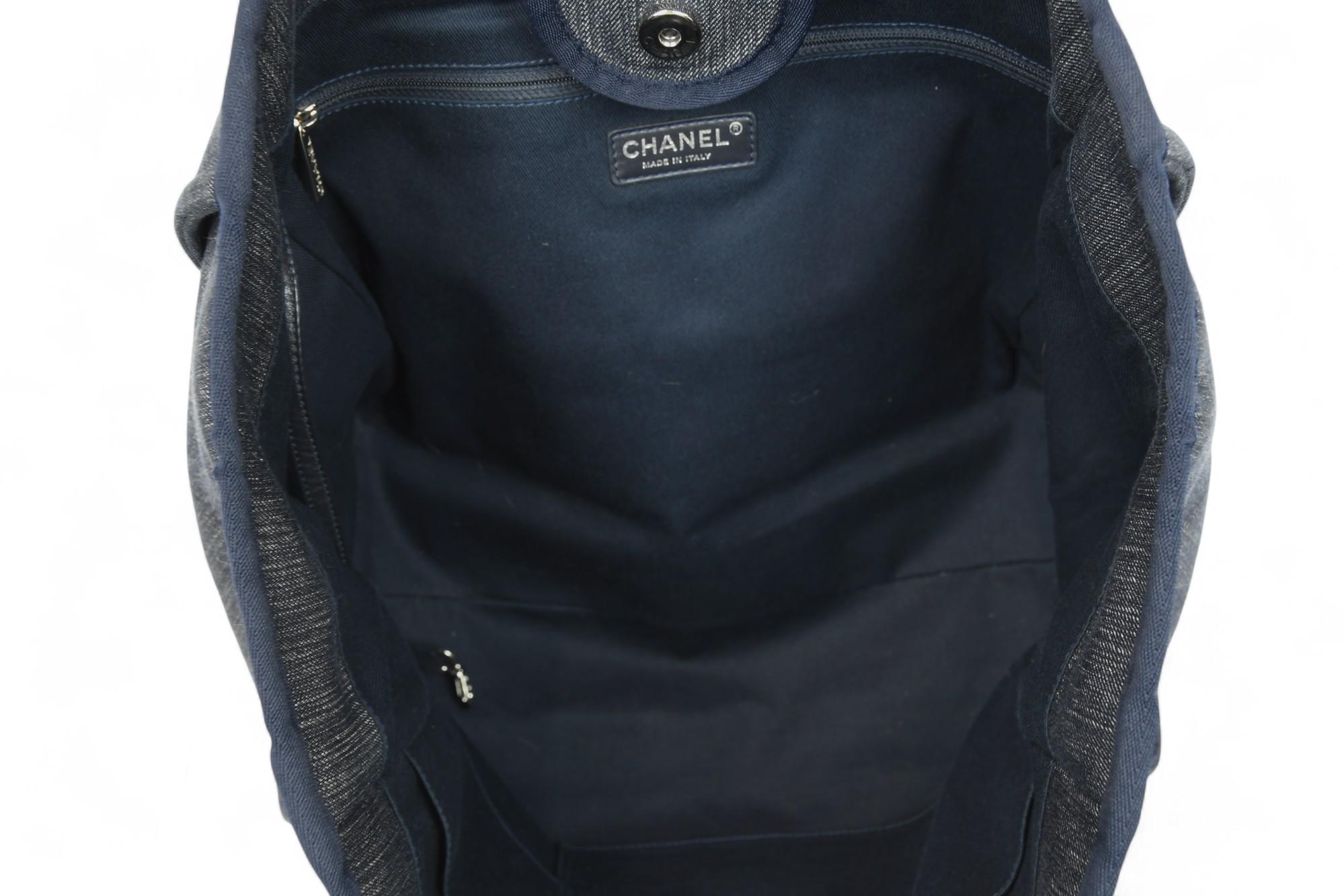Chanel Deauville Tote Denim Canvas  31 Rue Cambon Shopper à poignée en chaîne en vente 4