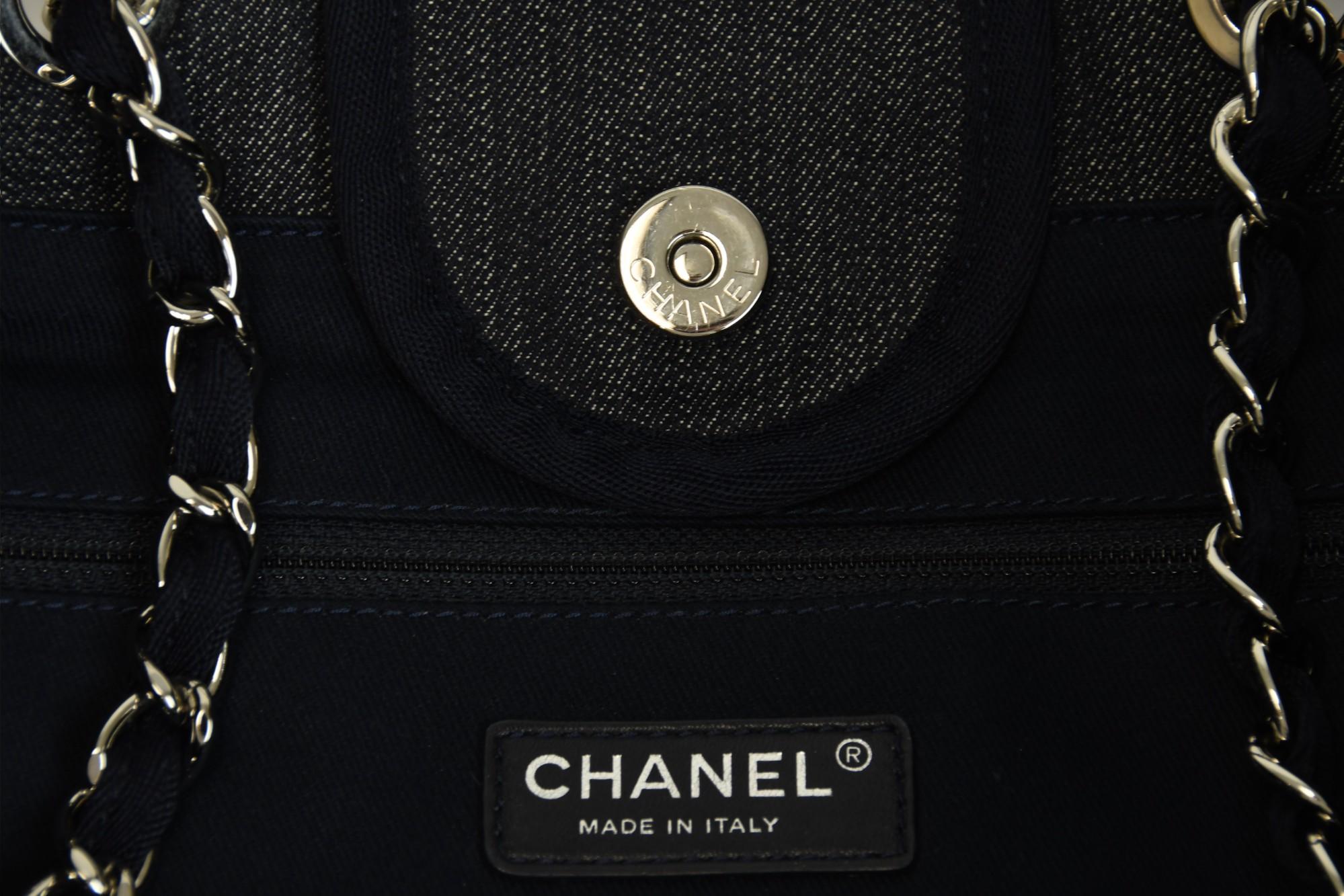 Chanel Deauville Tote Denim Canvas  31 Rue Cambon Shopper à poignée en chaîne en vente 3