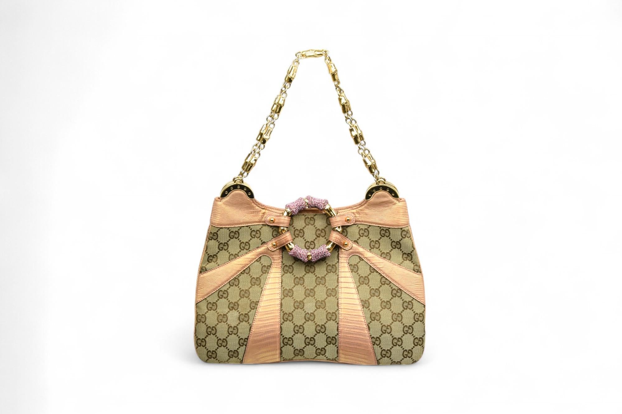 Trésor d'archives rare de l'époque emblématique de Tom Ford chez Gucci, ce sac à bandoulière fusionne la sensualité et le glamour à haut régime. La silhouette verticale structurée est fabriquée à partir d'une toile classique portant le monogramme GG